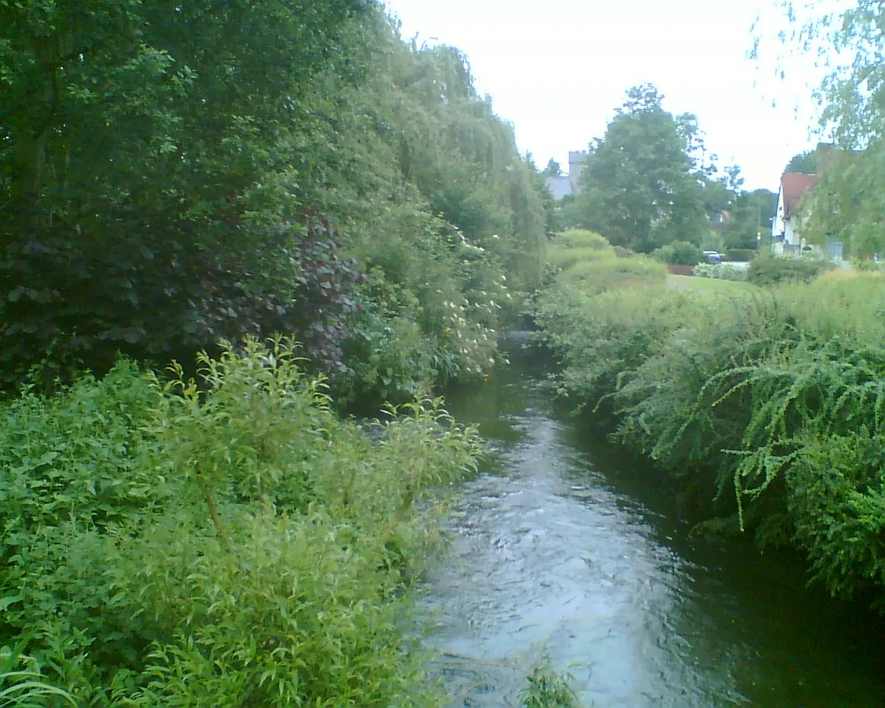 Photo showing: The River Wye, close to Wooburn Green, at the Mills Industrial Estate opposite of the Old Bell pub.