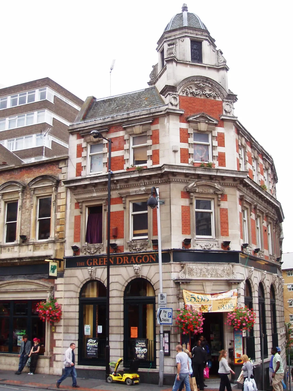 Photo showing: Striking pub in a former bank branch overlooking Surrey Street market. The original Green Dragon was a couple of doors along at 64 High Street until demolished around the 1950s. (It was in the Good Beer Guide in 2000/1 as the Hog's Head.)
Address: 58-60 High Street.
Former Name(s): Hog's Head.
Owner: Stonegate Pub Company (website); Whitbread/Laurel Pub Co [Hogshead] (former).
Links:
Randomness Guide to London
Fancyapint
Pubs Galore
Beer in the Evening

Dead Pubs (history)