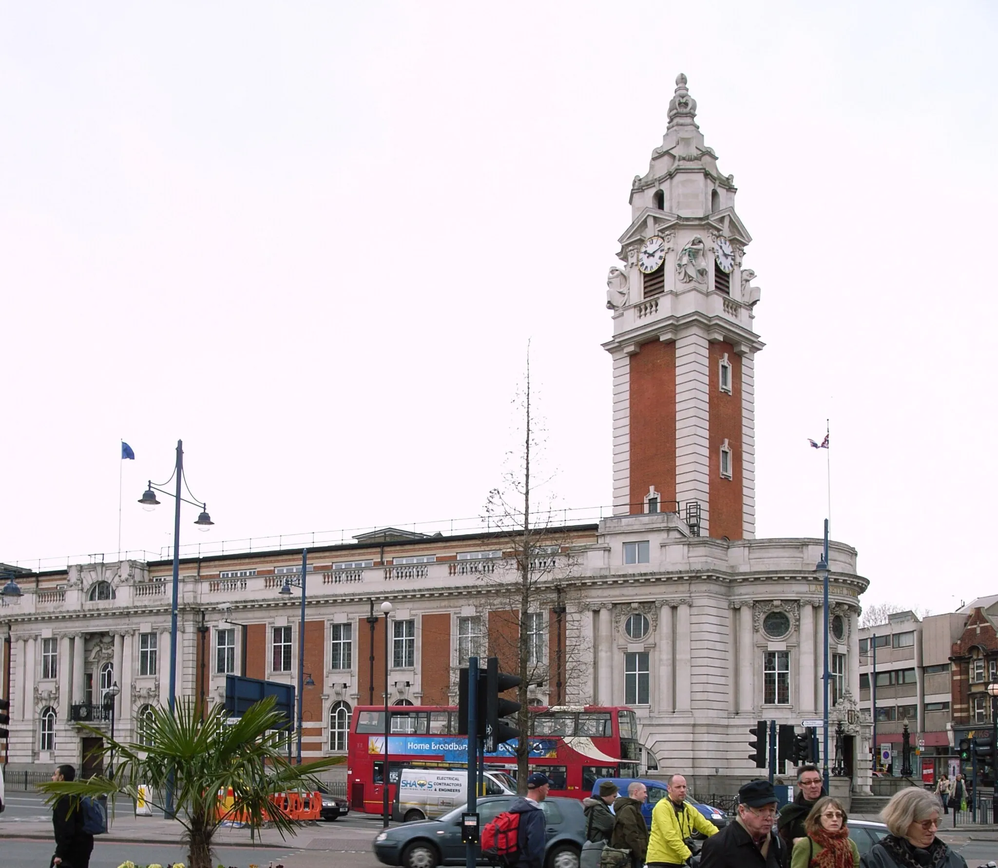 Photo showing: Lambeth Town Hall (also known as Brixton Town Hall) (1906-8) by Septimus Warwick and H. Austen Hall.  Photo taken on a walk around Brixton and Herne Hill with the 20th Century Society on 8th March 2008.