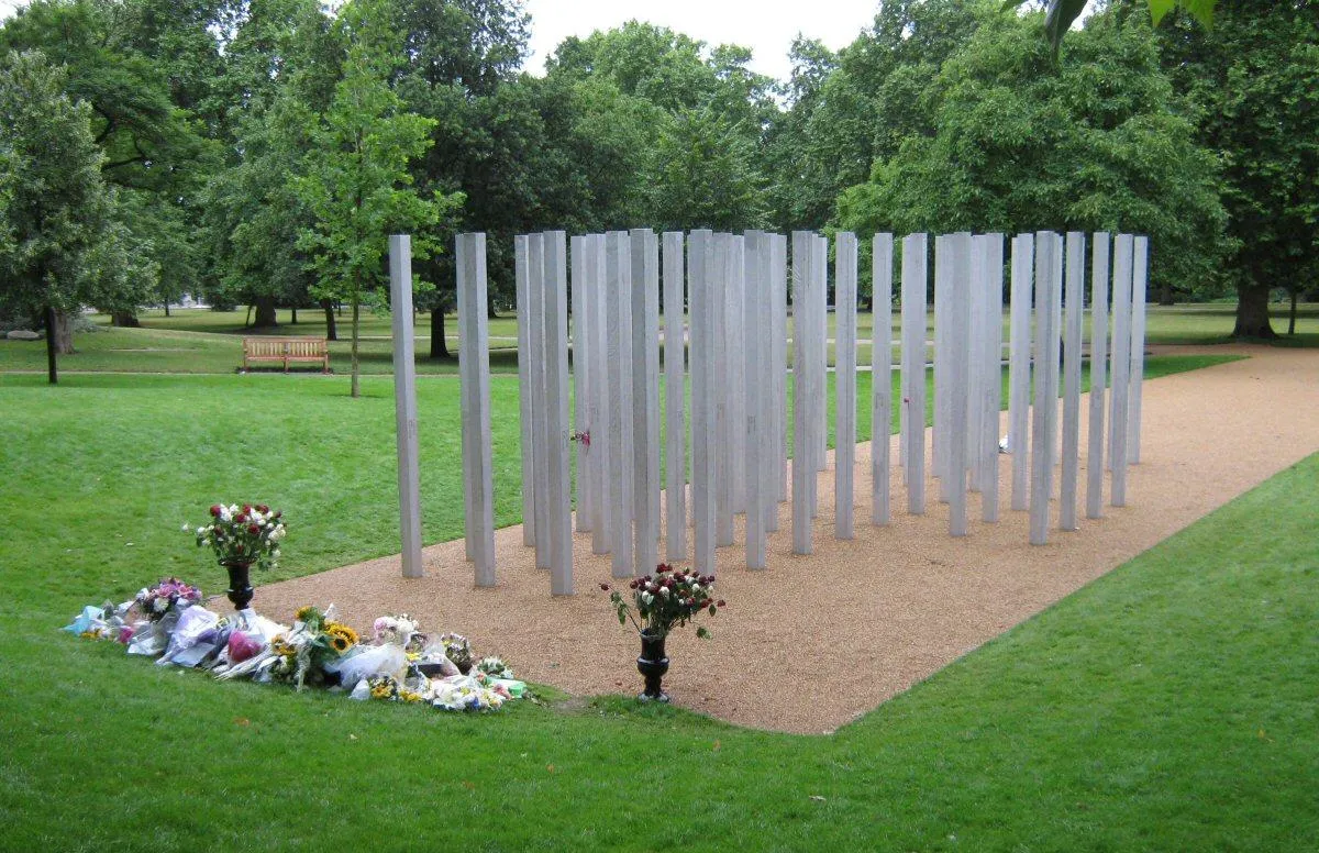 Photo showing: Memorial to the victims of the 7 July 2005 London bombings, Hyde Park