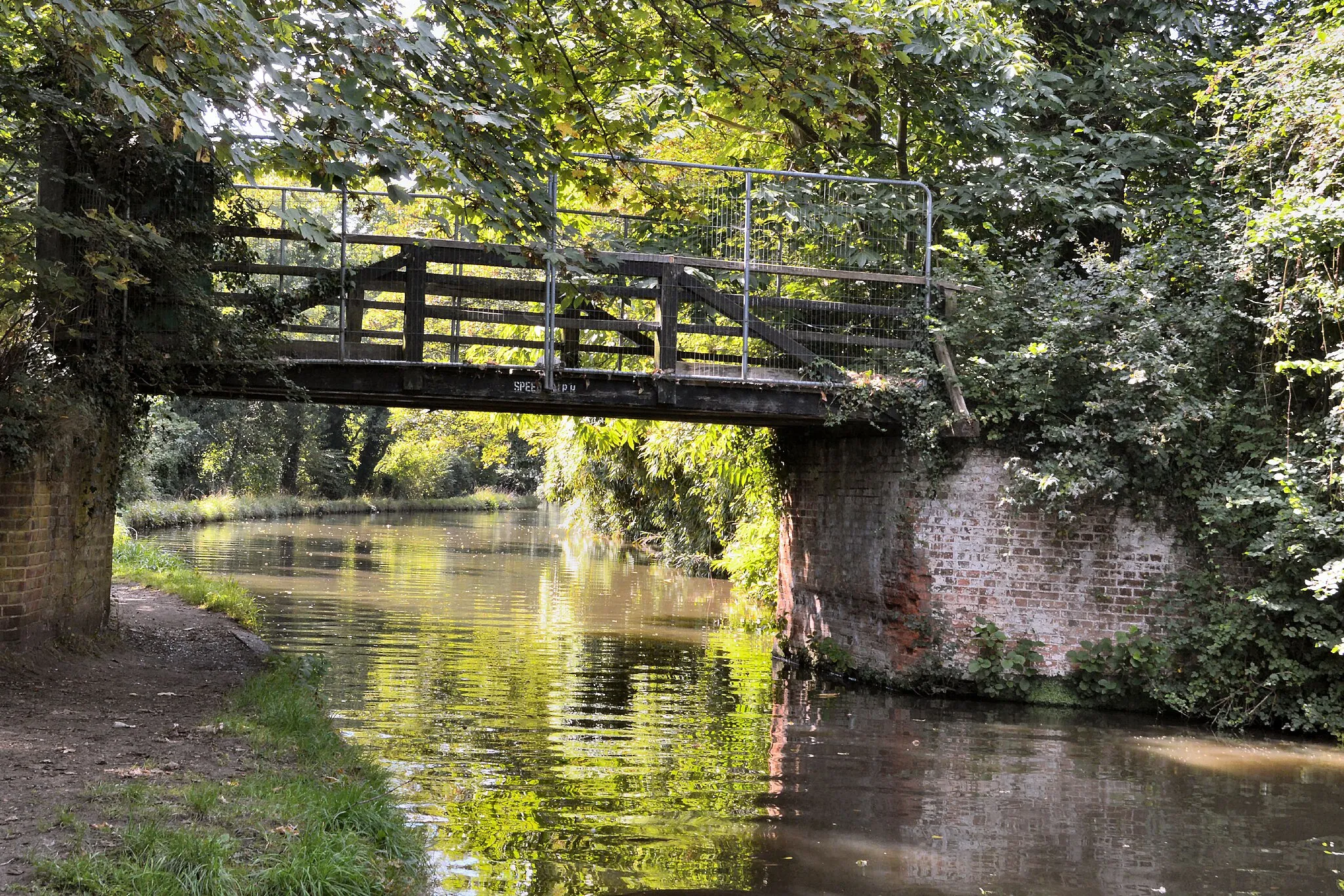 Photo showing: Byfleet, Murray's Bridge.
Built in 1650s and rebuilt 1761.