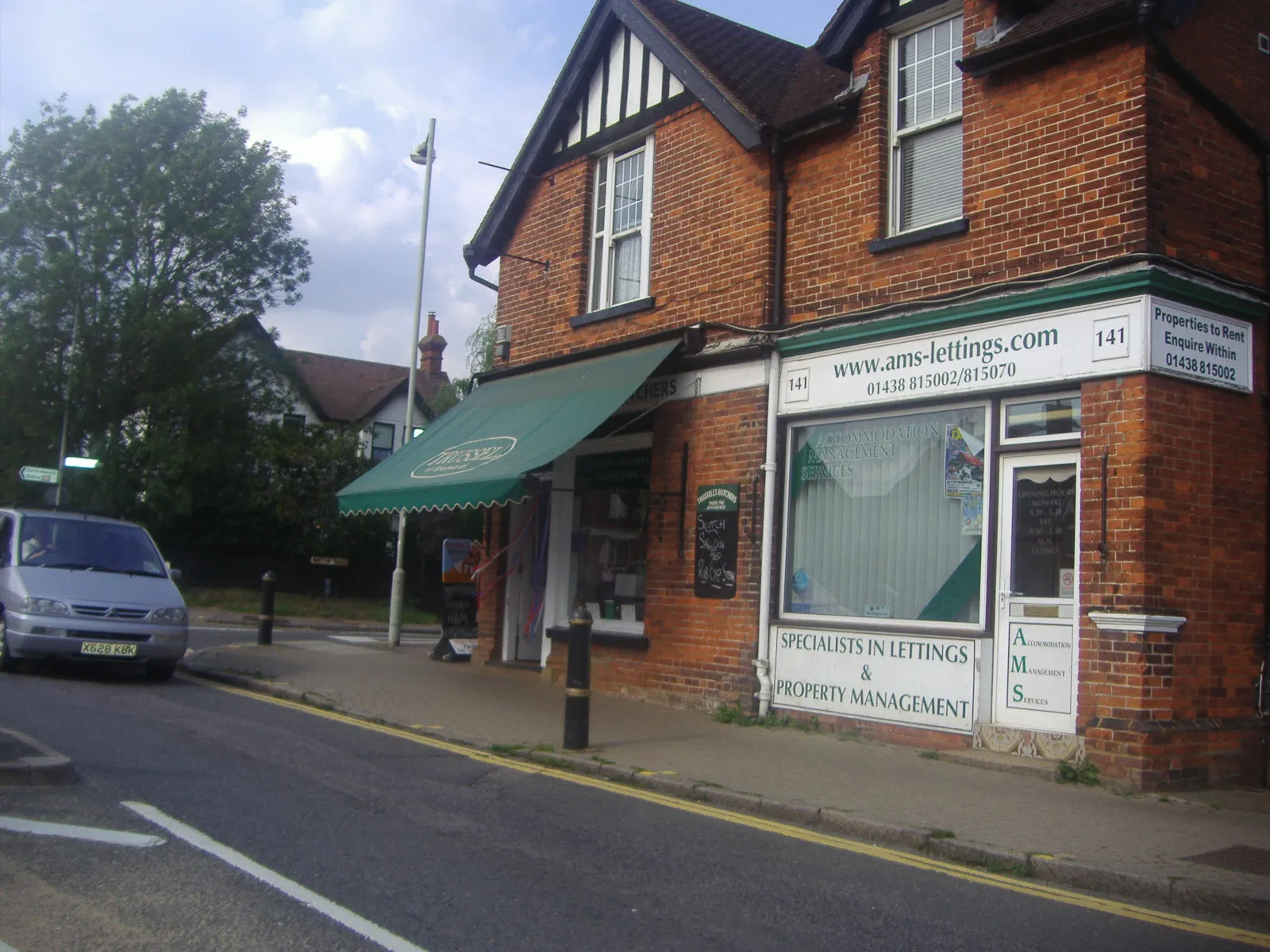 Photo showing: Shops on London Road Knebworth