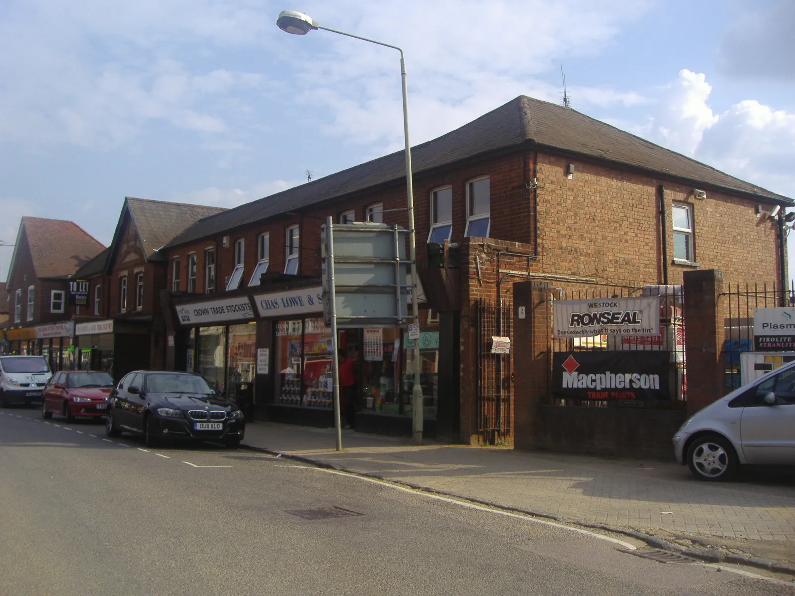 Photo showing: Shops on London Road Knebworth