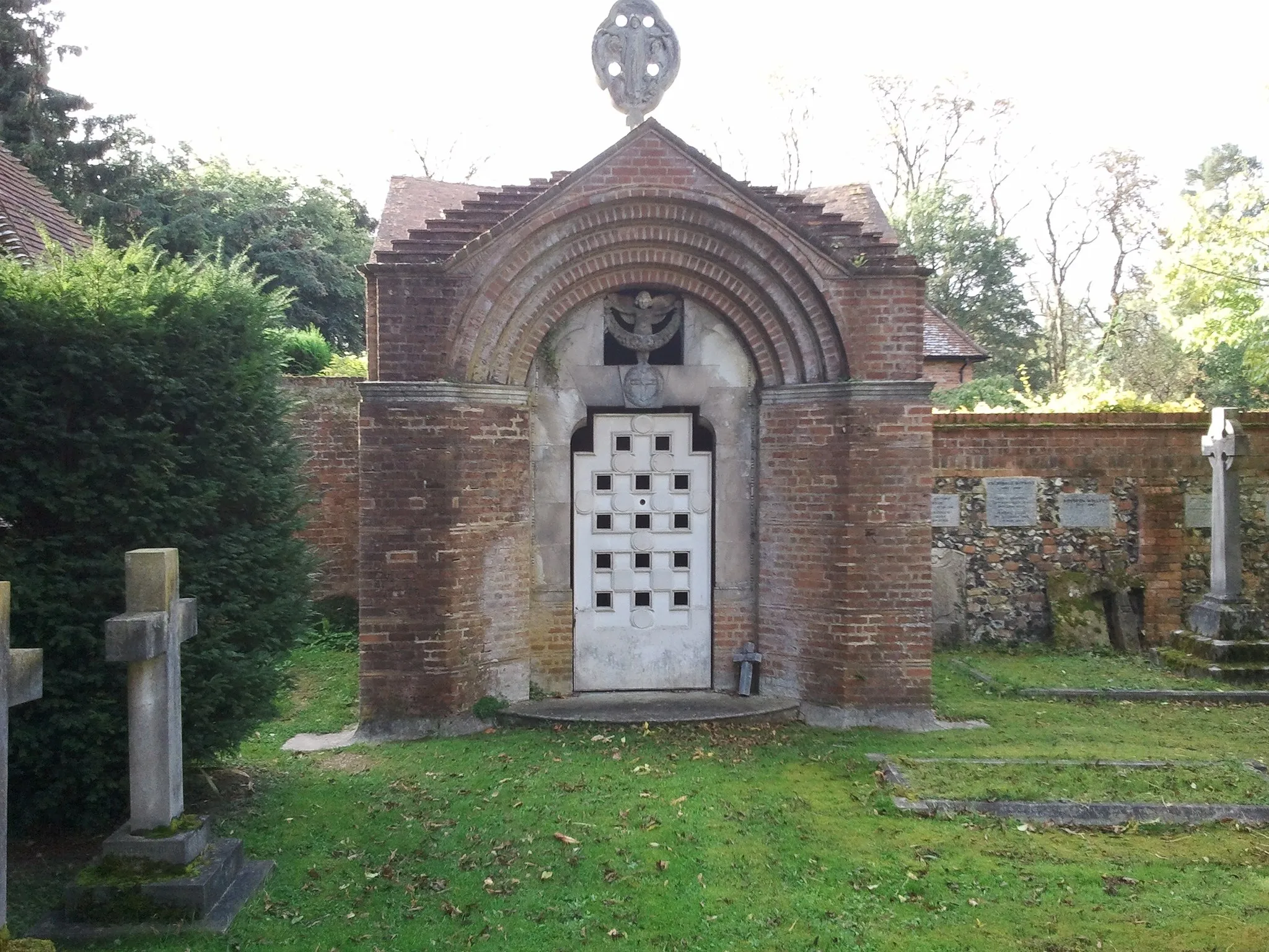 Photo showing: Hannen Mausoleum, St Mary's parish churchyard, Wargrave, Berkshire. A square, neo-Byzantine building designed by Edwin Lutyens and completed in 1907.