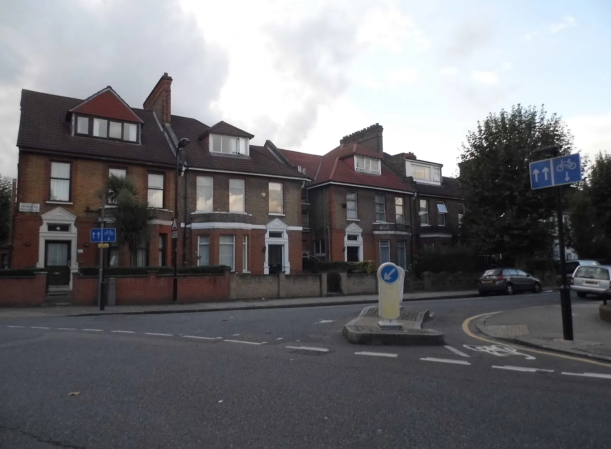 Photo showing: Darenth Road at the junction of Portland Avenue