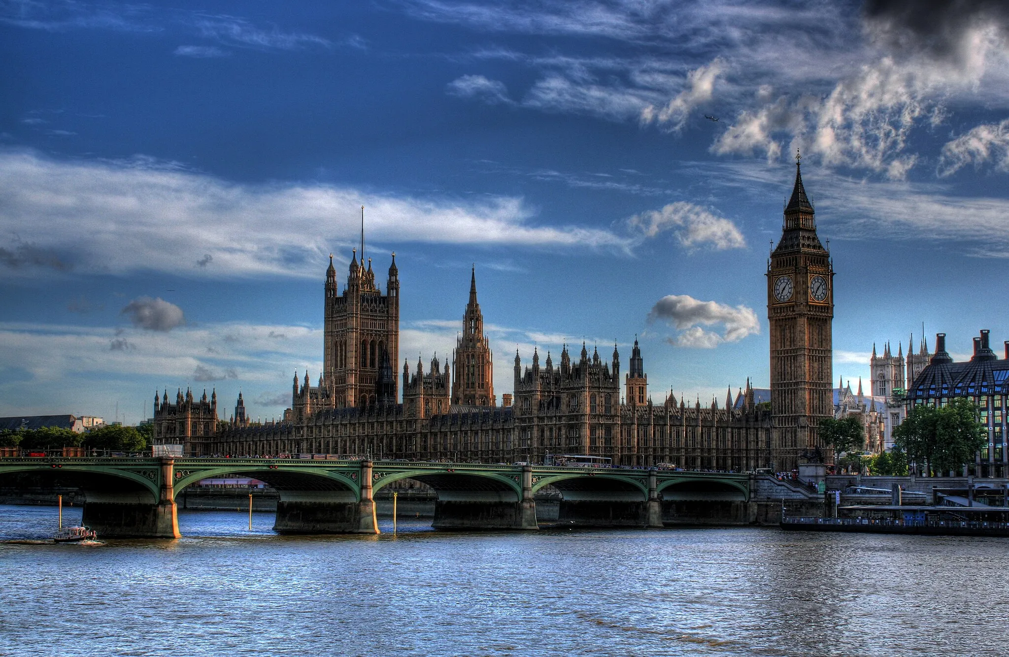 Photo showing: An HDR image of Parliament and Westminster Bridge