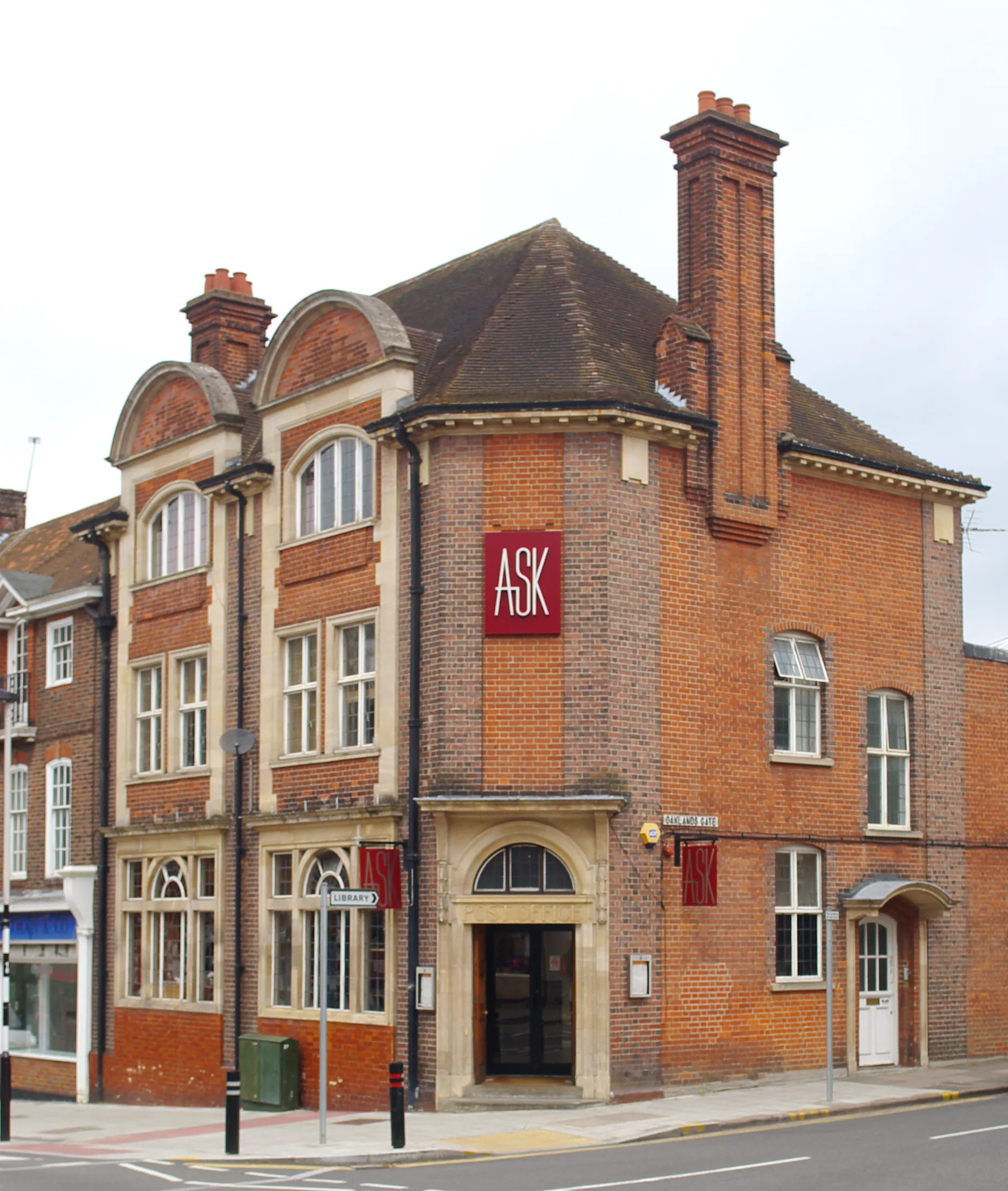 Photo showing: Former Post Office, Northwood, Middlesex