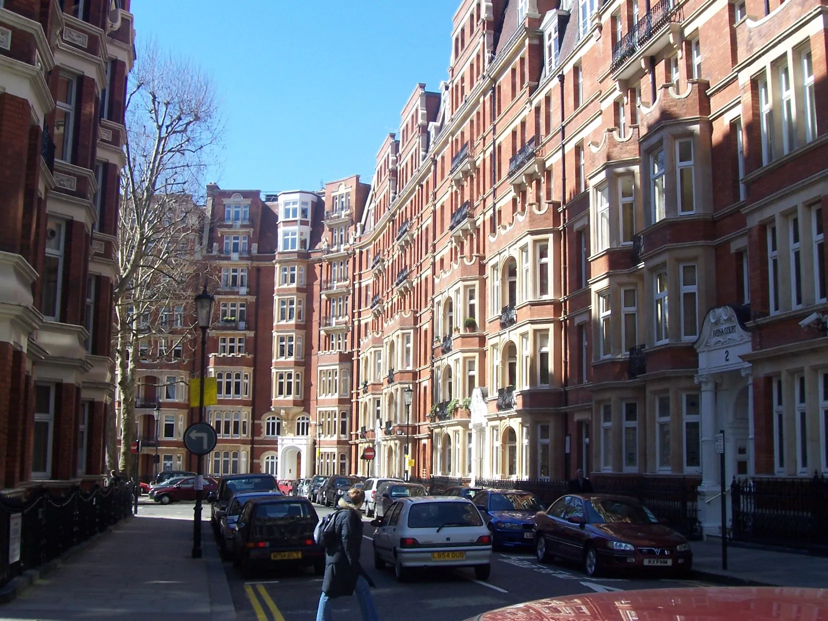 Photo showing: A wealthy area in Kensington, that is just south of Kensington High Street. (Original: This is a picture of some picturesque buildings in the area of Kensington, London, UK. This street is just south of Kensington High Street.)