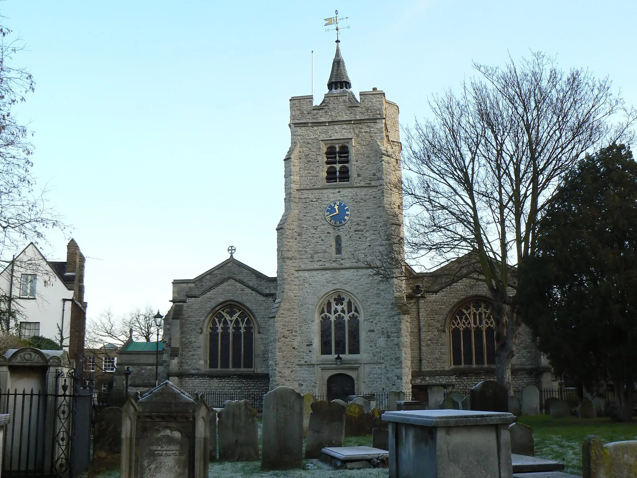 Photo showing: St Nicholas, Chiswick Parish Church, London W4, seen from Chiswick (Old) Churchyard. The tower is 15th century, the remainder being rebuilt between 1882 and 1884.