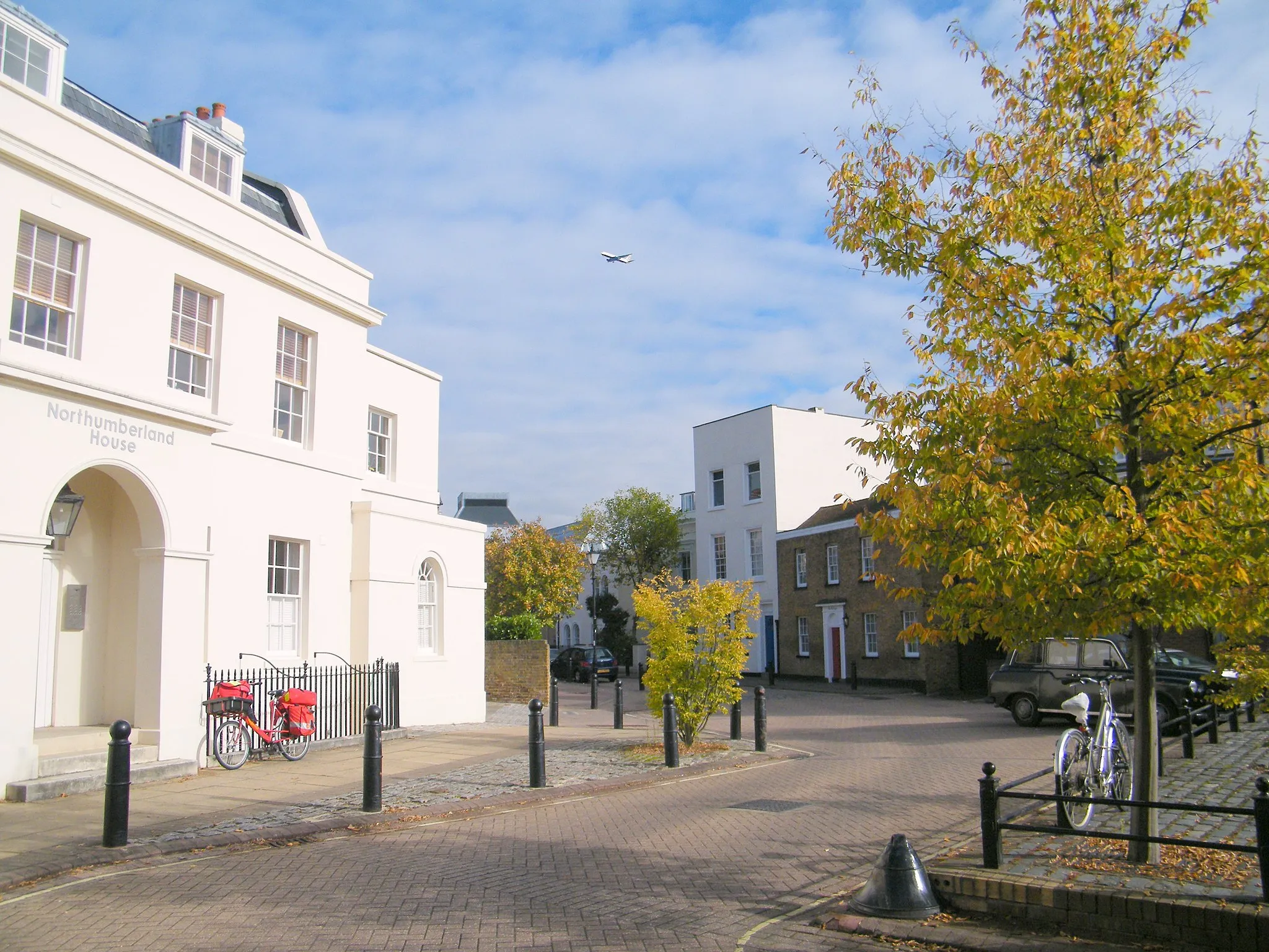 Photo showing: Garner & Hancock, Lower Square in Old Isleworth