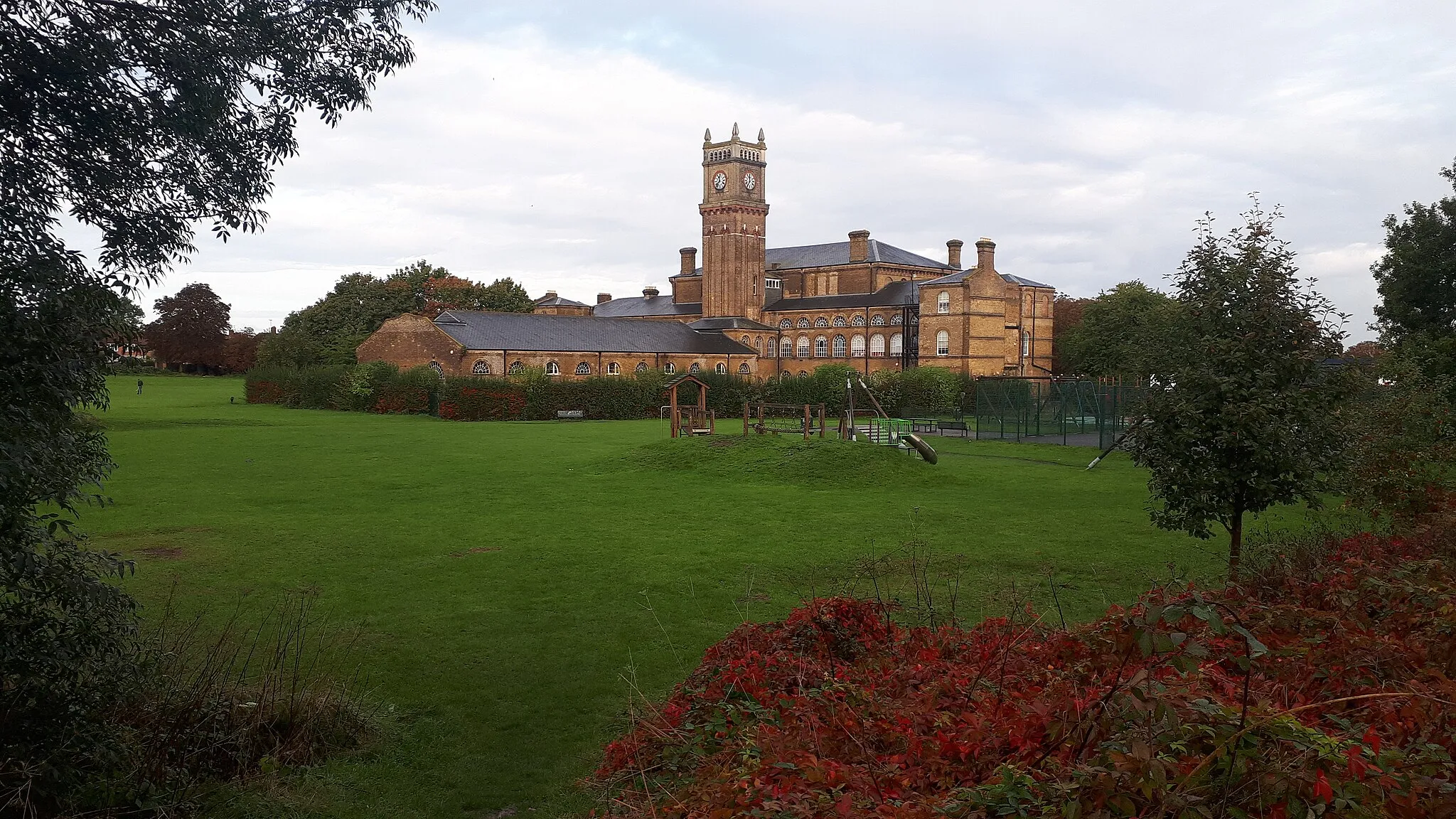 Photo showing: Hanwell Community Centre on Westcott Crescent (previously Cuckoo Schools).  Cuckoo Schools was a large school for children of destitute families which was created as the Central London District Poor Law School by the City of London and the East London and St. Saviour Workhouse Unions in 1857. It was built on the land of Cuckoo Farm on Cuckoo Hill in 190 acres of Hanwell. 20 acres were kept as a working farm to educate and feed the children.