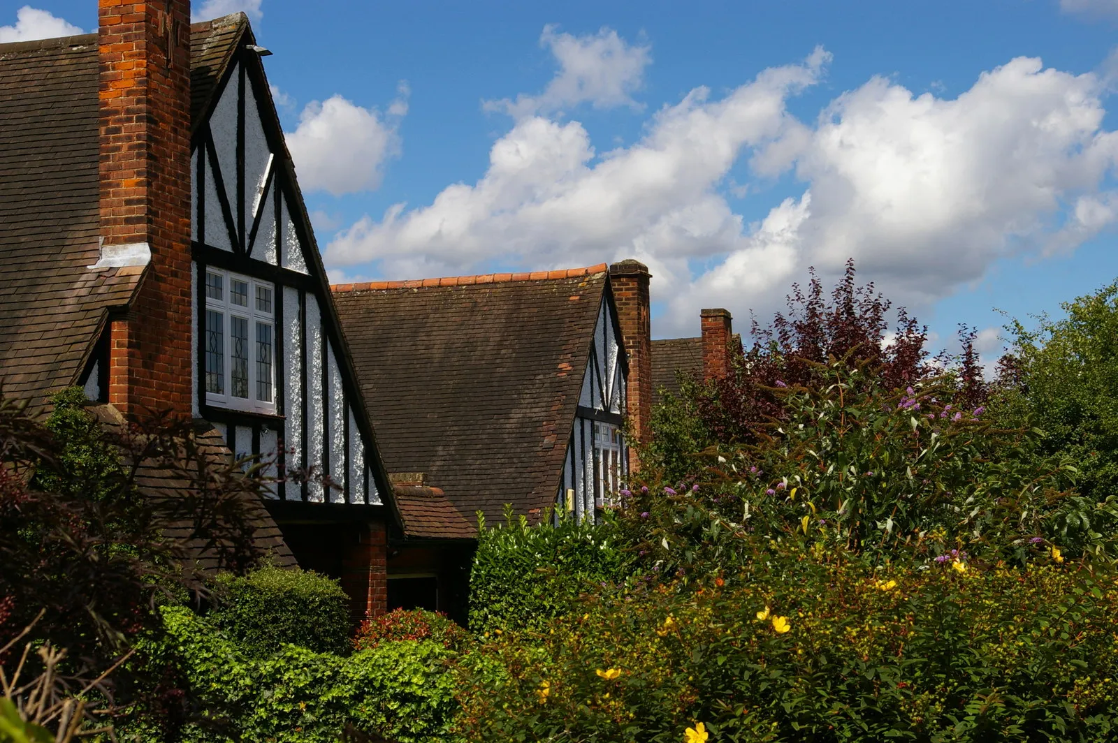 Photo showing: Suburban houses, Bourne Avenue, Southgate