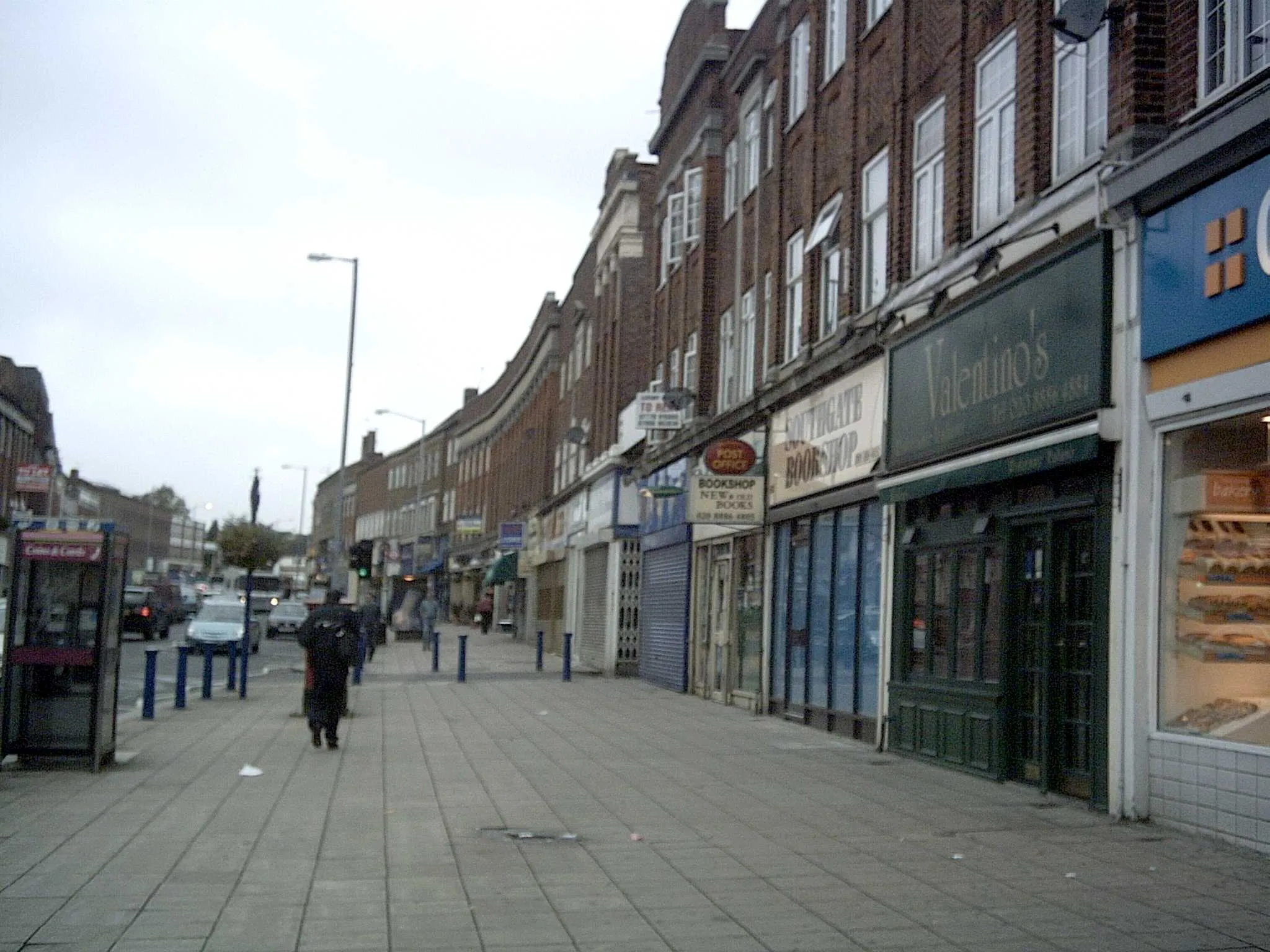 Photo showing: Chase Side, the main shopping street in Southgate.  Taken about 9.15am, Thursday 13th October 2005. Londoneye 12:15, 16 October 2005 (UTC)