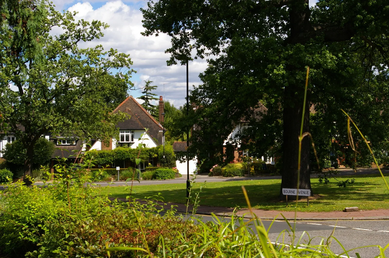 Photo showing: Junction of Meadway and Bourne Avenue, Southgate