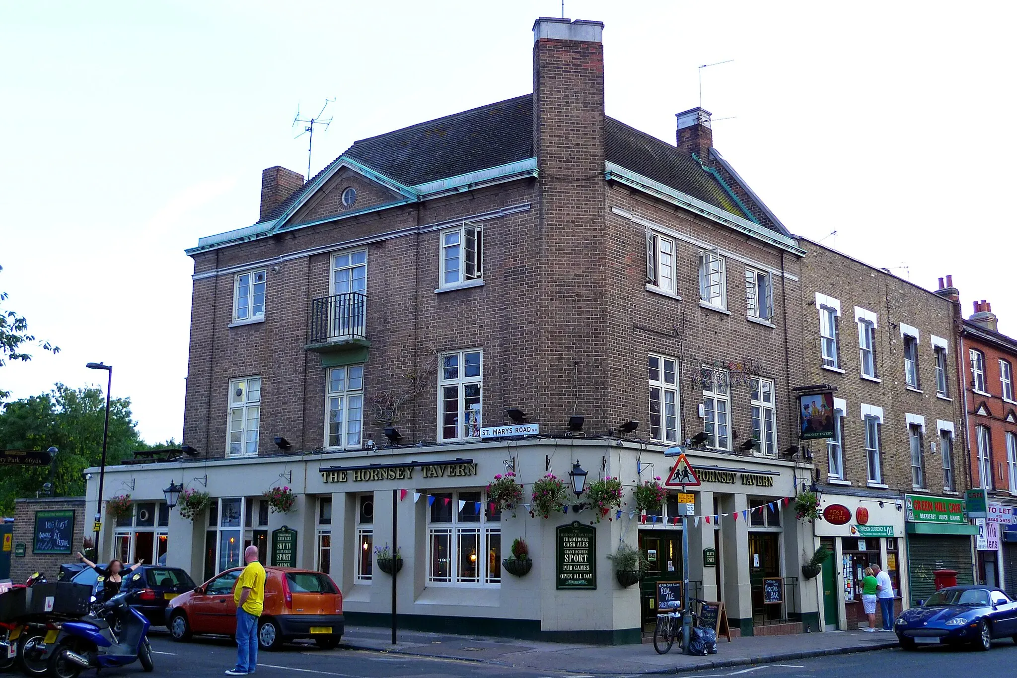 Photo showing: A Greene King pub on the High St.
Address: 26 High Street.
Owner: Greene King.
Links:

London Pubology