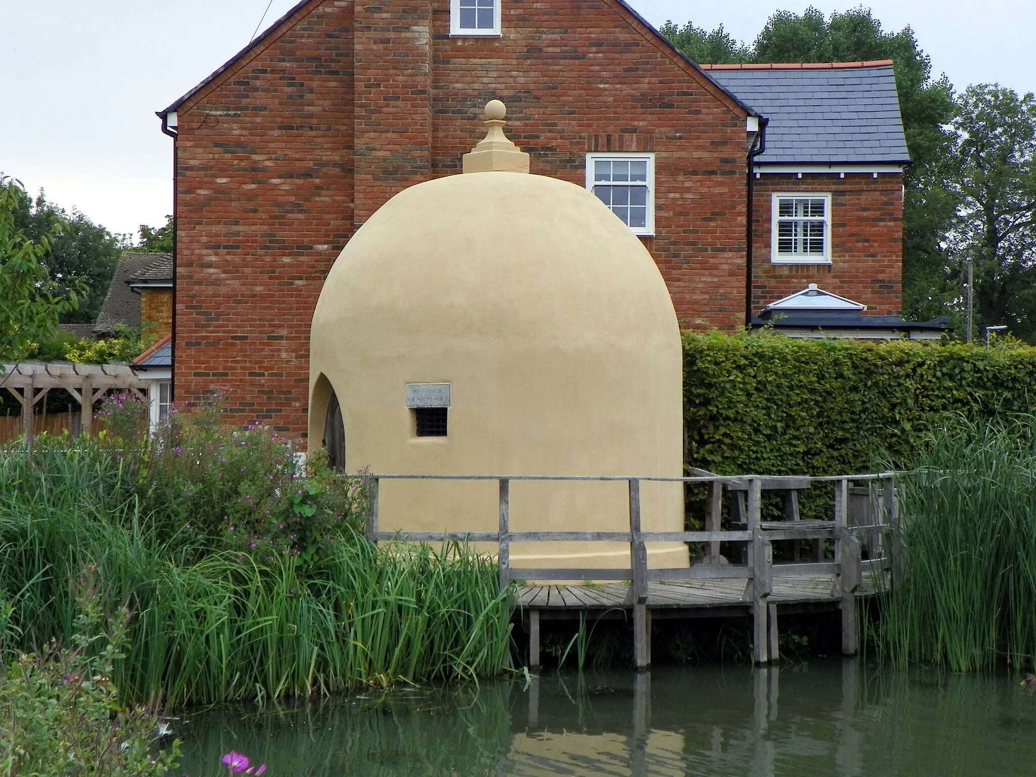 Photo showing: The cage on the pond, Shenley, Hertfordshire (Grade II). 18th century village lock-up. 29 August 2015.