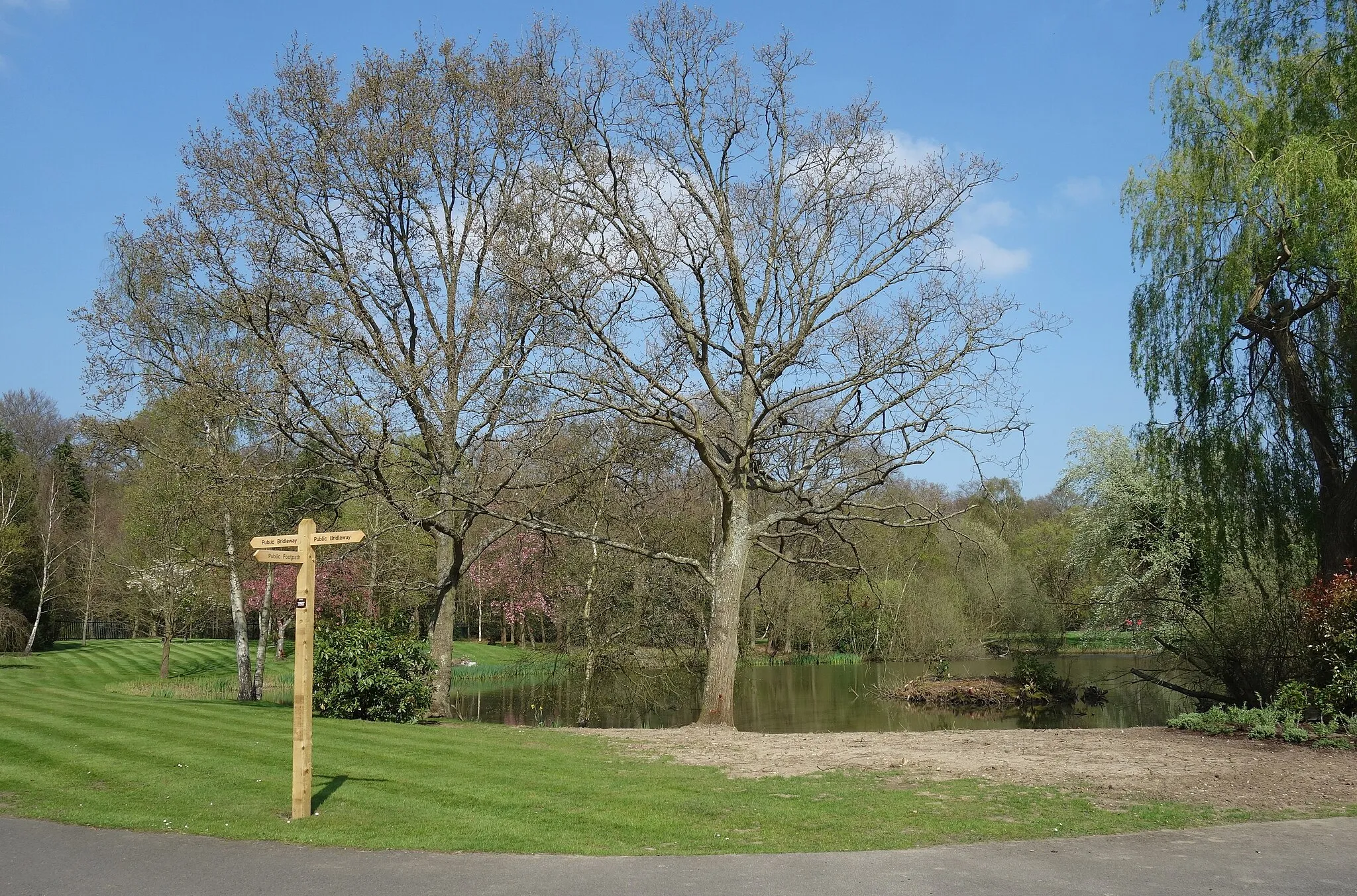 Photo showing: Pond at Flutters Hill