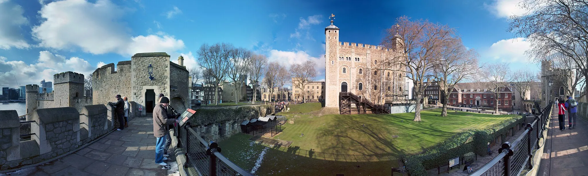 Photo showing: Panoramic view from the Tower of London. The White Tower is one the right and Wakefield Tower is on the left. In the background on the left can be seen the east side of Traitor's Gate.