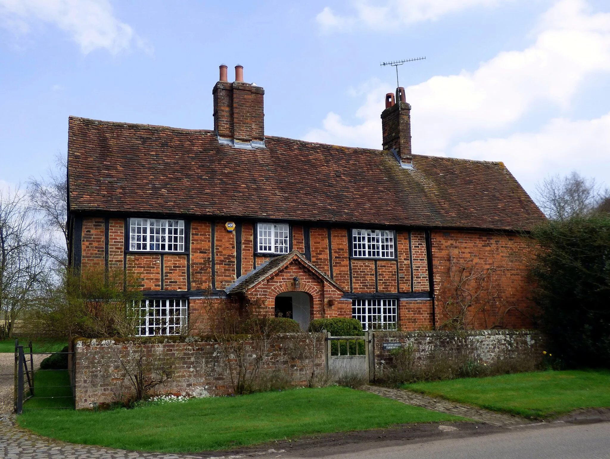 Photo showing: Chiltern Green Farmhouse, Chiltern Green, Hyde, Bedfordshire (Grade II). Early-17th century farmhouse.

GOC Hertfordshire's walk on 14 April 2018. This was a 9.8-mile circular walk in and around the villages and hamlets of Breachwood Green, Colemans Green, Darleyhall and Wandon End in Hertfordshire; Someries and Chiltern Green in Bedfordshire; and Peter's Green, Perry Green and Bendish, back in Hertfordshire. I led the walk, which was attended by 13 people (including me). You can view my other photos of this event, find out more about the Gay Outdoor Club or see my collections.