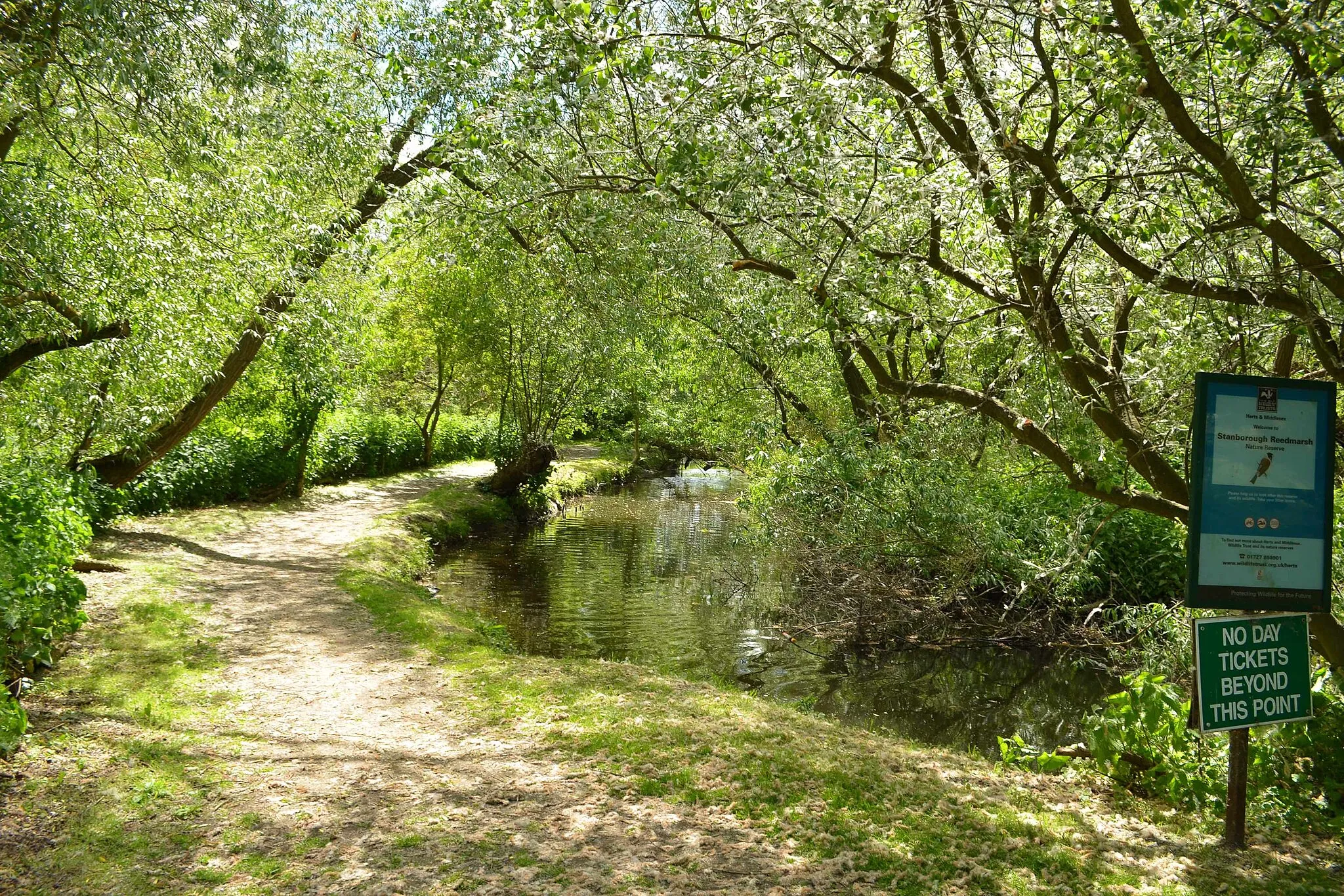Photo showing: Entrance to Stanborough Reedmarsh from Stanborough Park in May 2017.