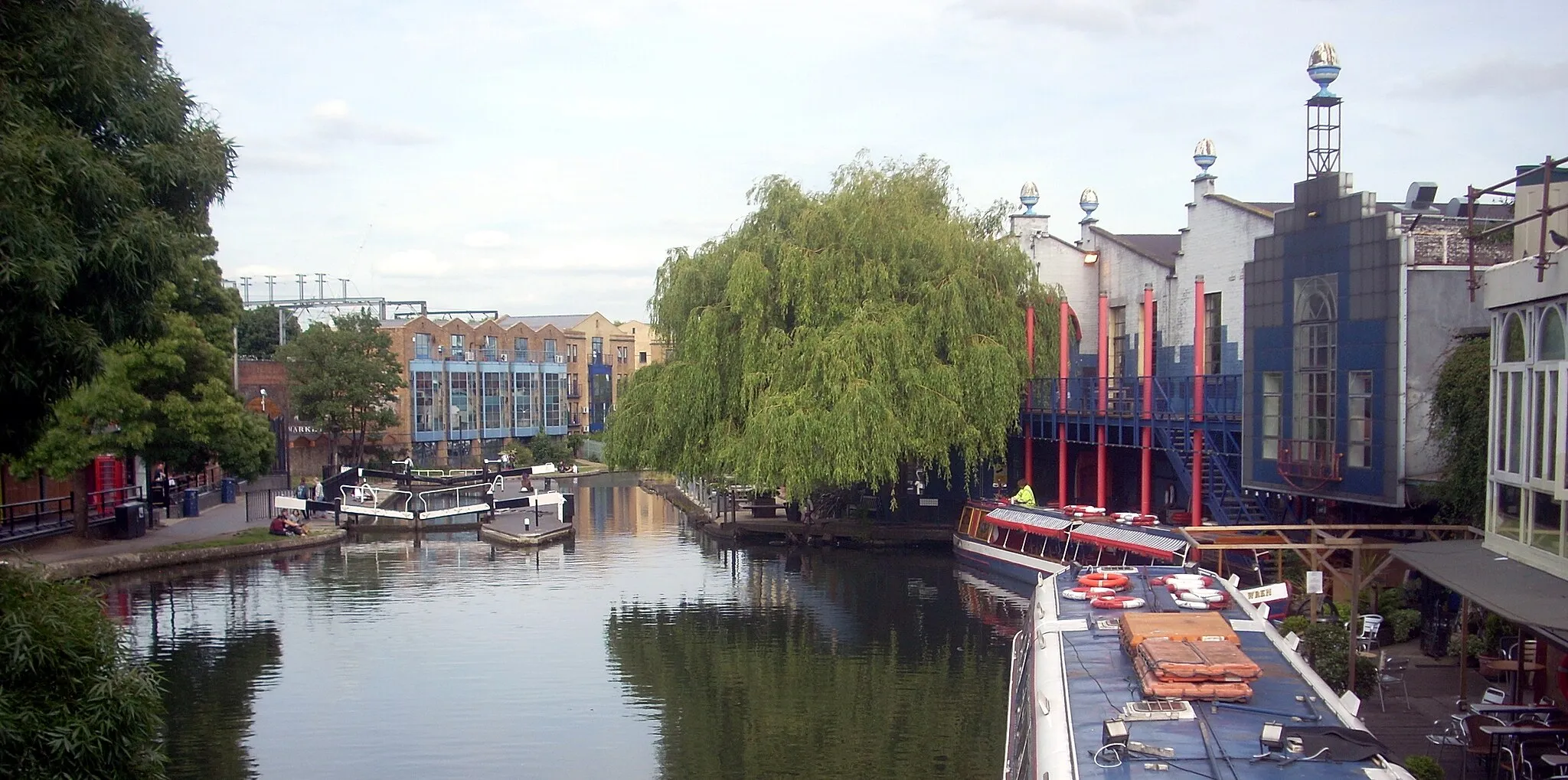 Photo showing: The TV-AM building in Camden, by Regent's Canal, in 2009