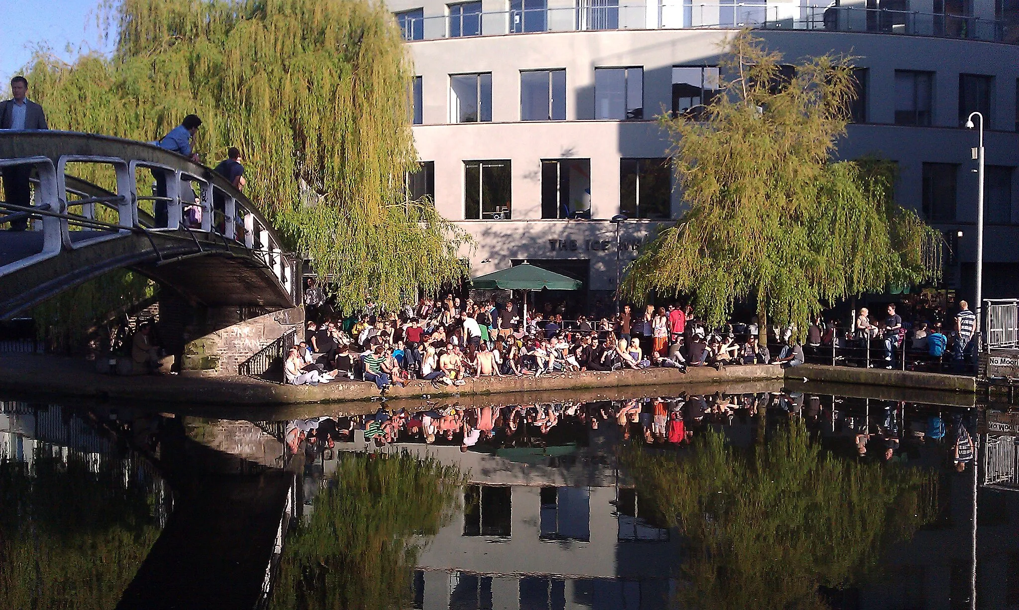 Photo showing: A warm summer day at the Camden Lock