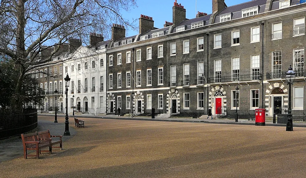 Photo showing: The north side of Bedford Square. The image was taken with a Panasonic Lumix DMC-TZ1.