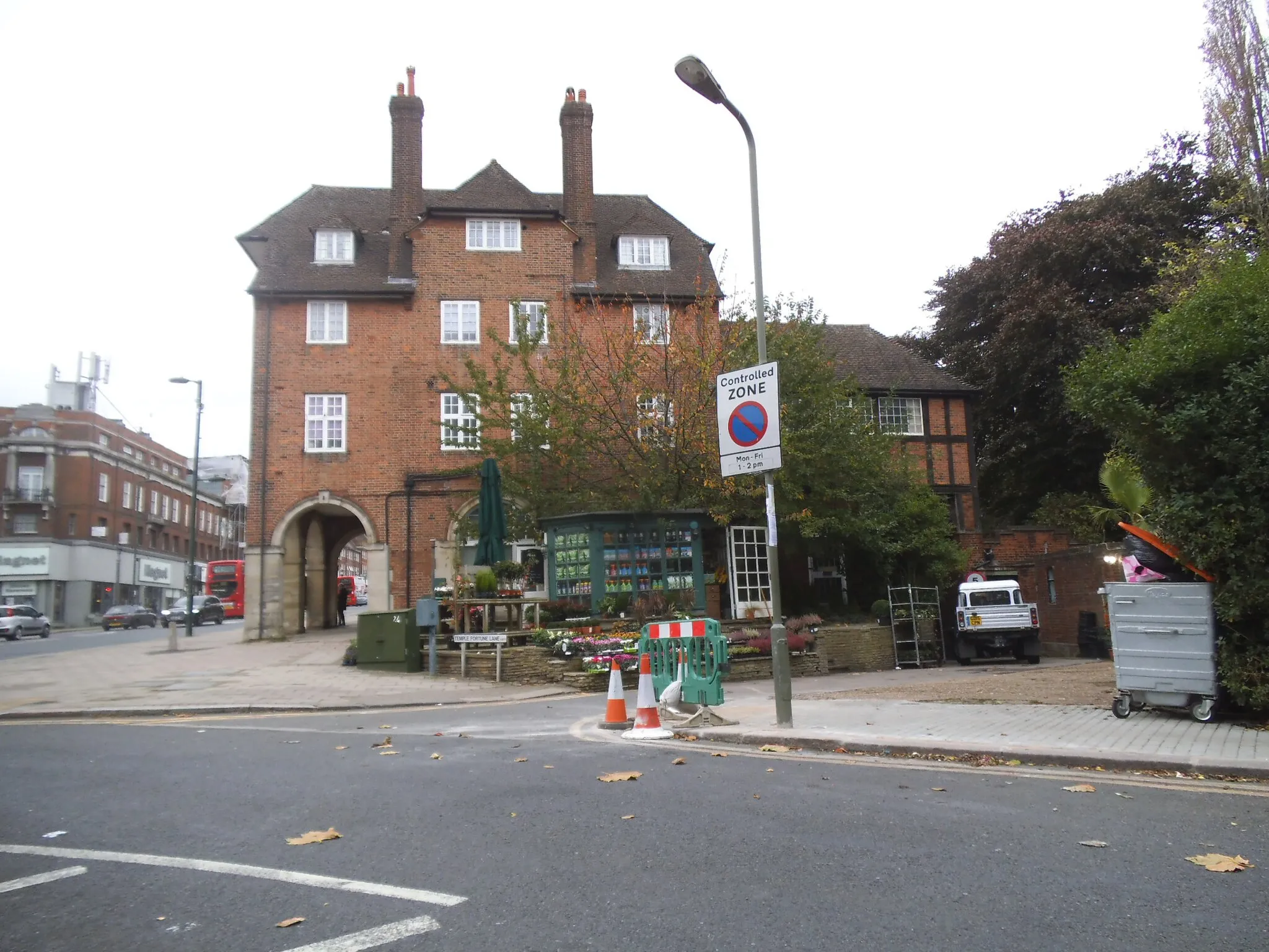 Photo showing: Temple Fortune Lane at the junction of Finchley Road