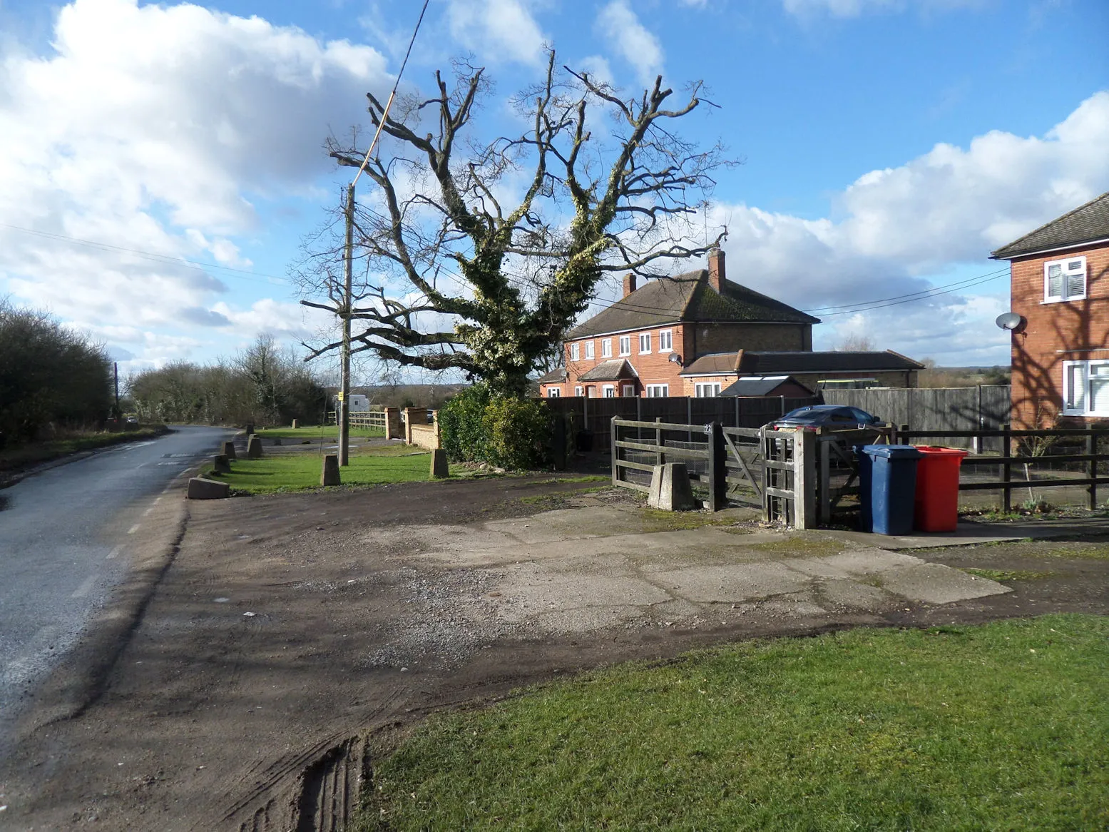 Photo showing: Cottages in Newyears Green, Middlesex