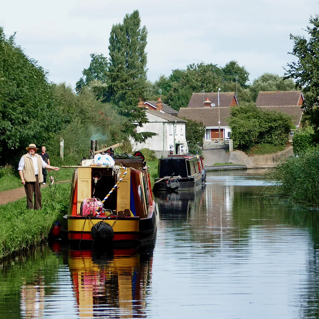 Photo showing: About to moor in Swindon, Staffordshire