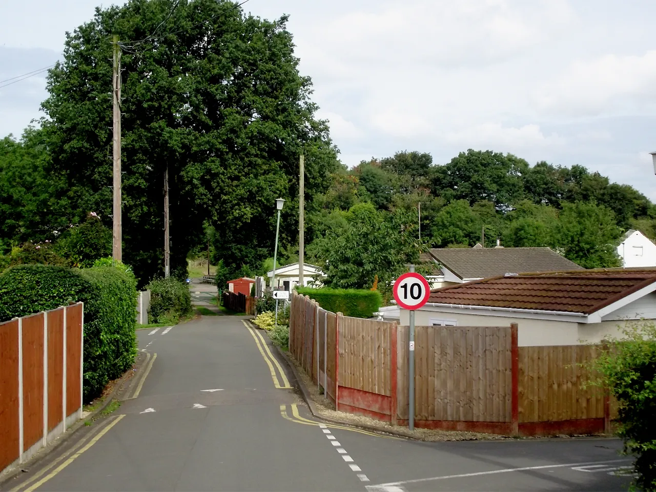 Photo showing: Access road to Hinksford Park in Staffordshire