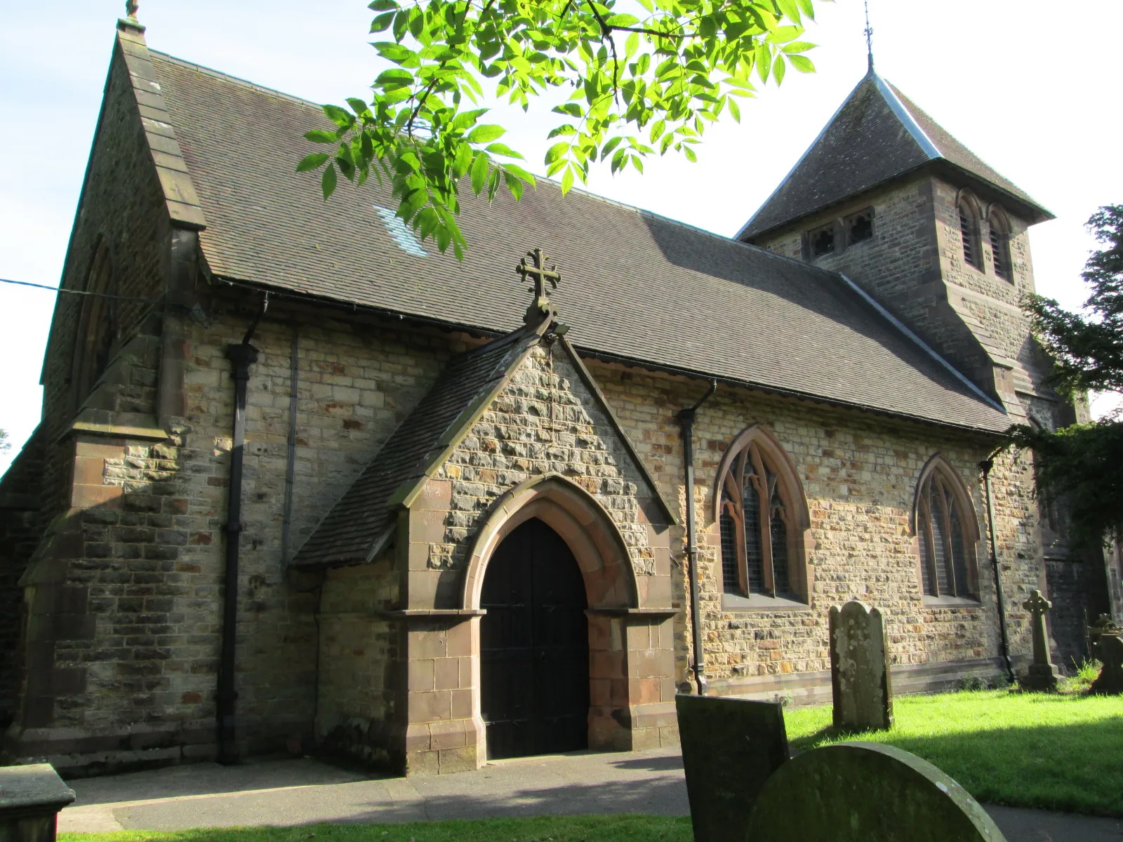 Photo showing: St Matthew's parish church, Meerbrook, Staffordshire, seen from the southwest