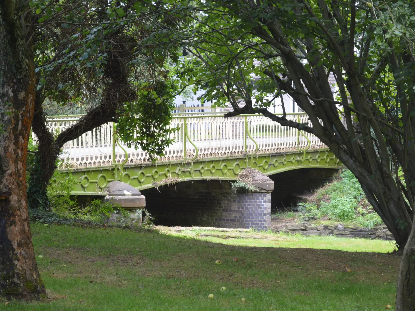 Photo showing: Photograph of the bridge over Smestow Brook, Trysull, Staffordshire, England