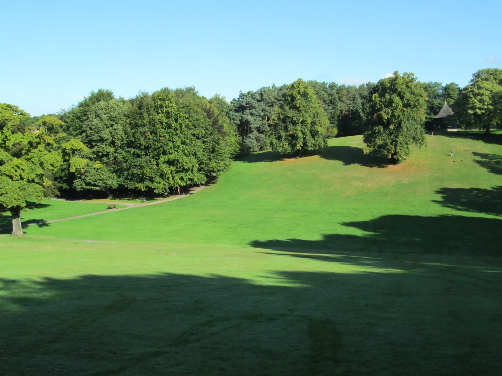 Photo showing: Looking north across Brough Park, in Leek, Staffordshire.