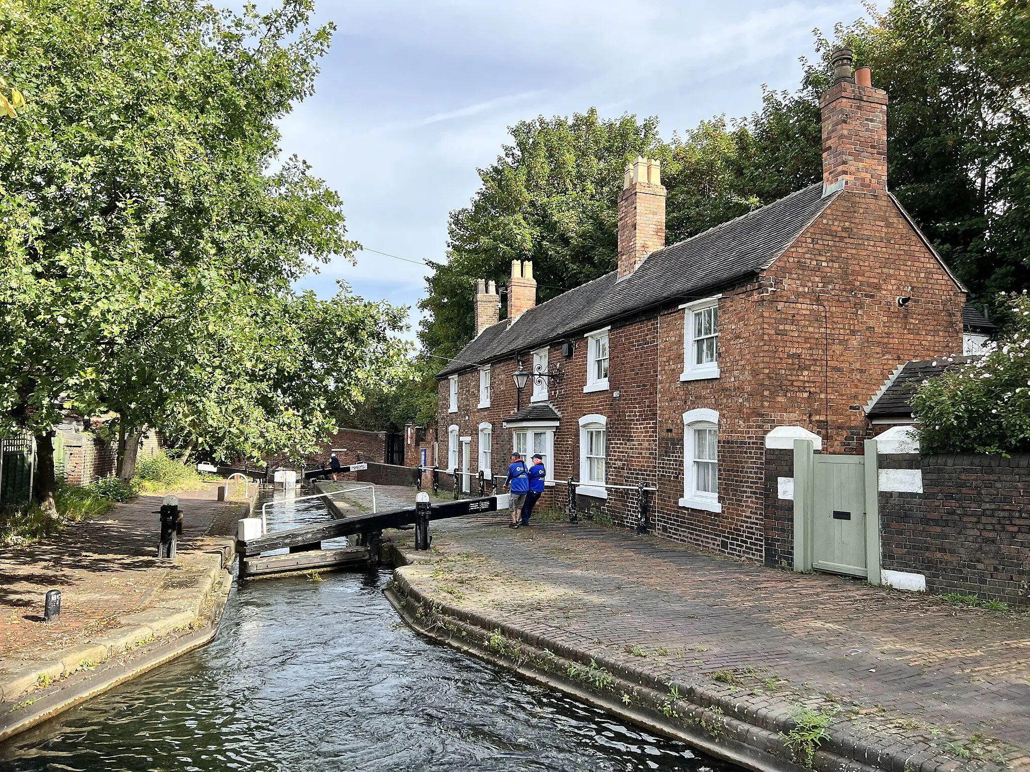 Photo showing: Grade II listed. Listing number 1282520. 2 cottages. Late C18 with later alterations. Brick; tiled roof with brick stacks. 2 storeys; 5-window range. Ground floor has segmental-headed windows; most windows have 6-pane horned sashes, but one ground floor window replaced by C20 casement with concrete lintel; plain sash and 4-pane sash to ground floor right end; entrance to right of 1st window to left has panelled door; end stacks and 2 cross-axial stacks; large scrolled wrought-iron lantern bracket.