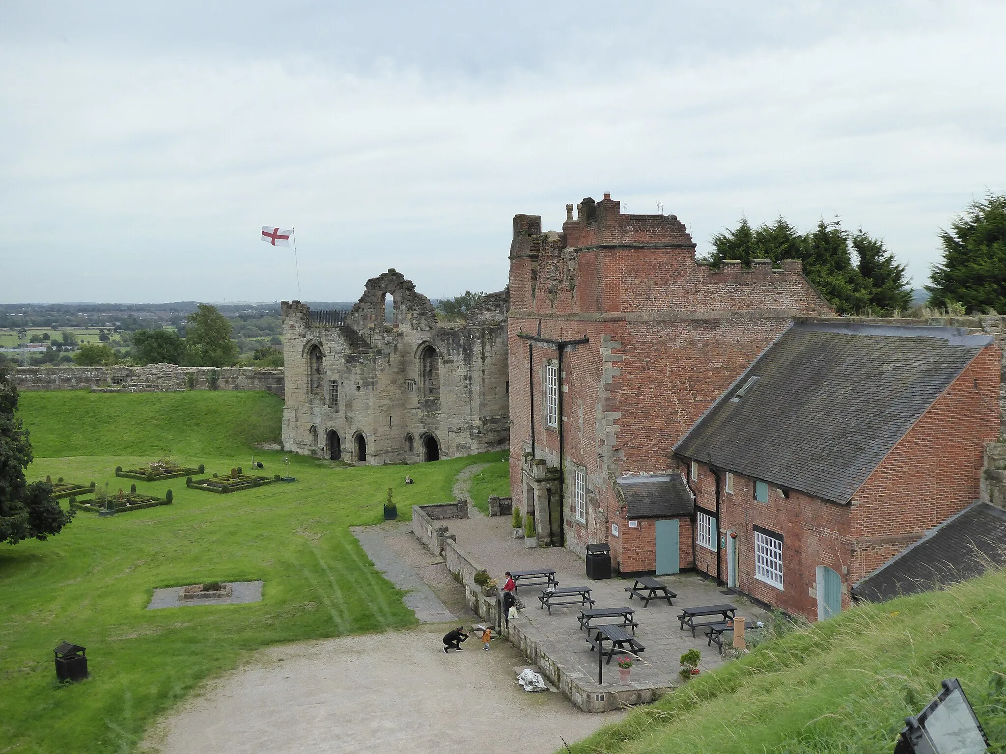 Photo showing: Tutbury Castle.