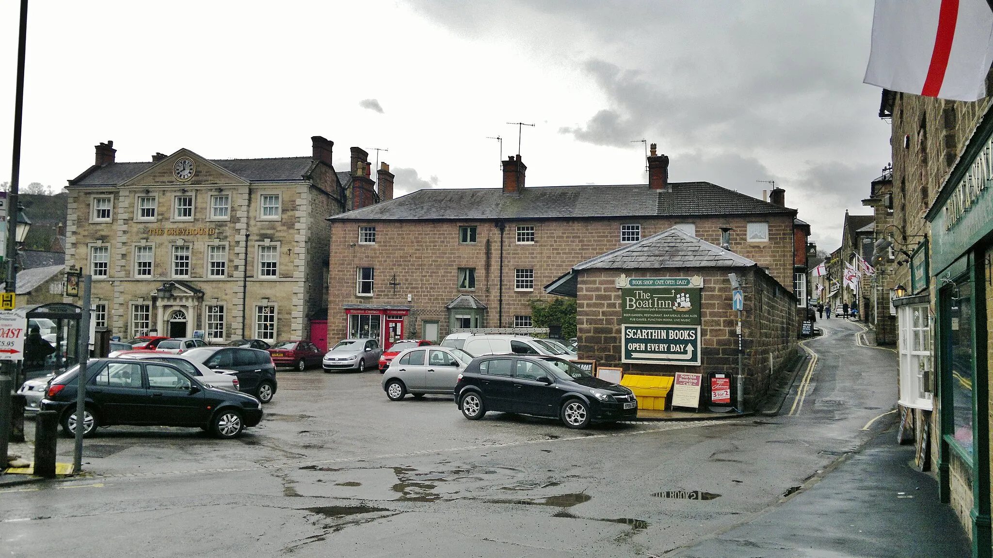Photo showing: The Greyhound, Cromford, looking up Scarthin