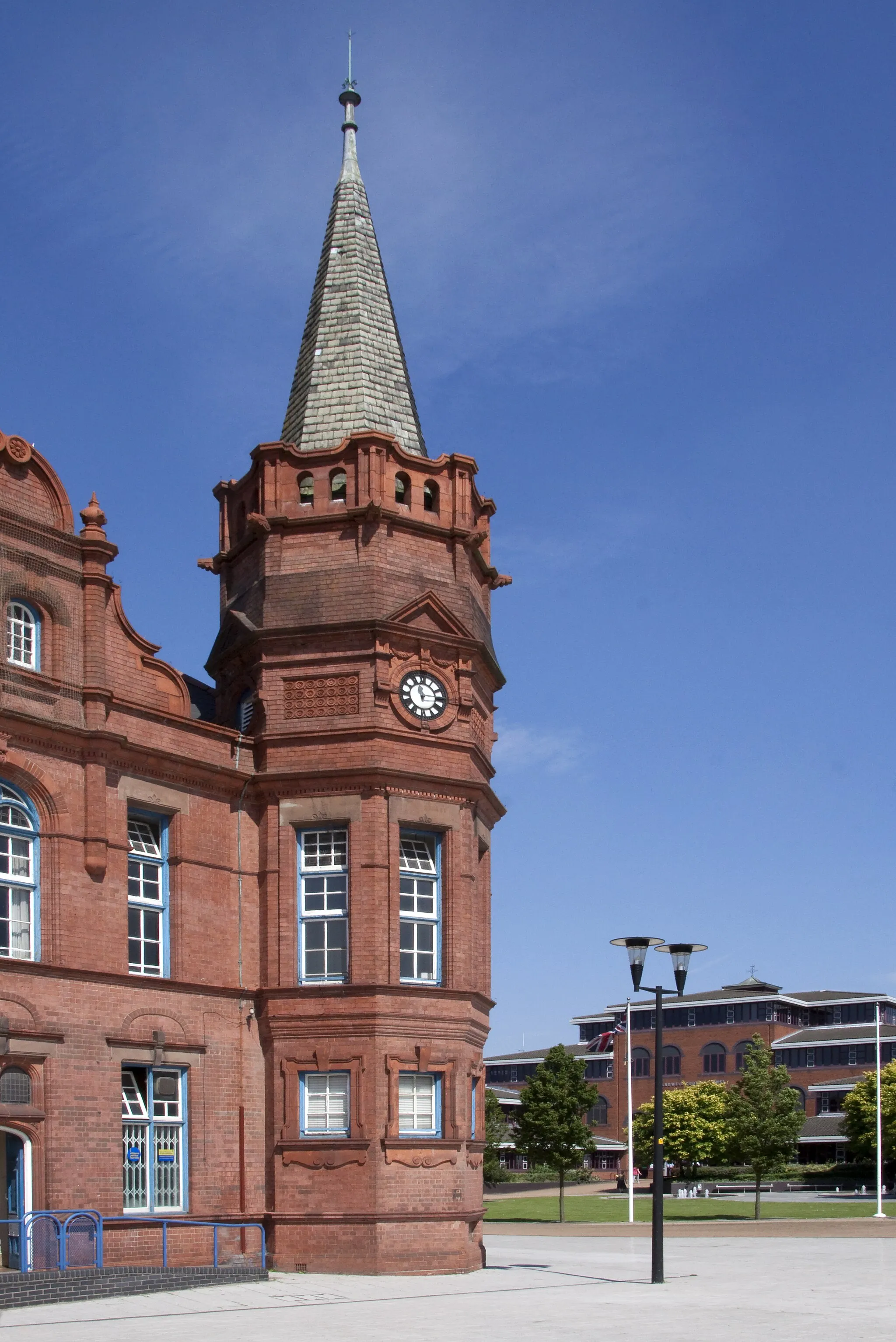 Photo showing: Citizens Advice bureau, Oldbury town centre - next to Sainsbury's and the Council House. Originally built in 1890