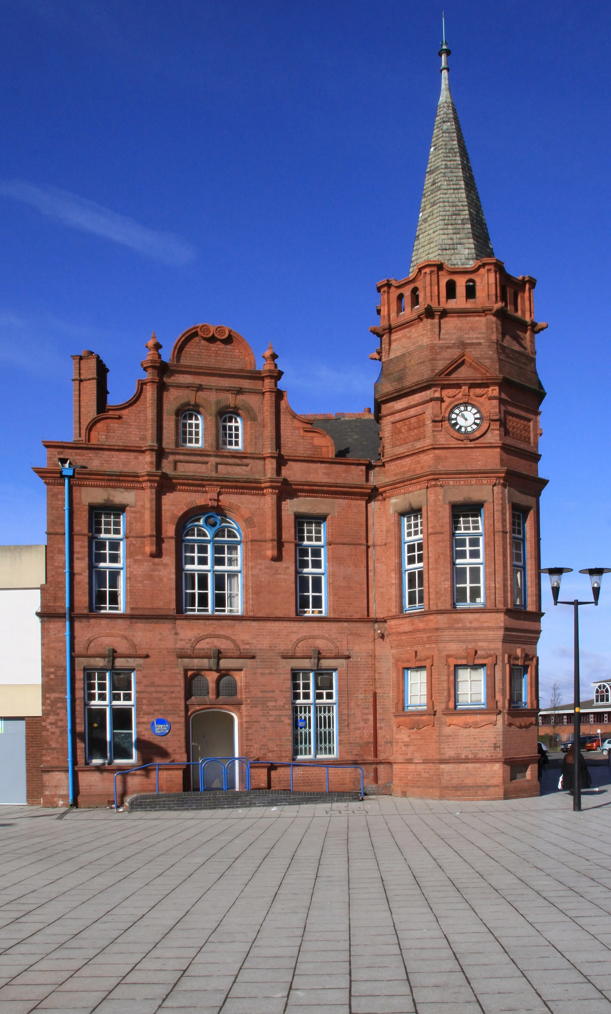 Photo showing: Citizens Advice bureau, Oldbury town centre - next to Sainsbury's and the Council House. Originally built in 1890
