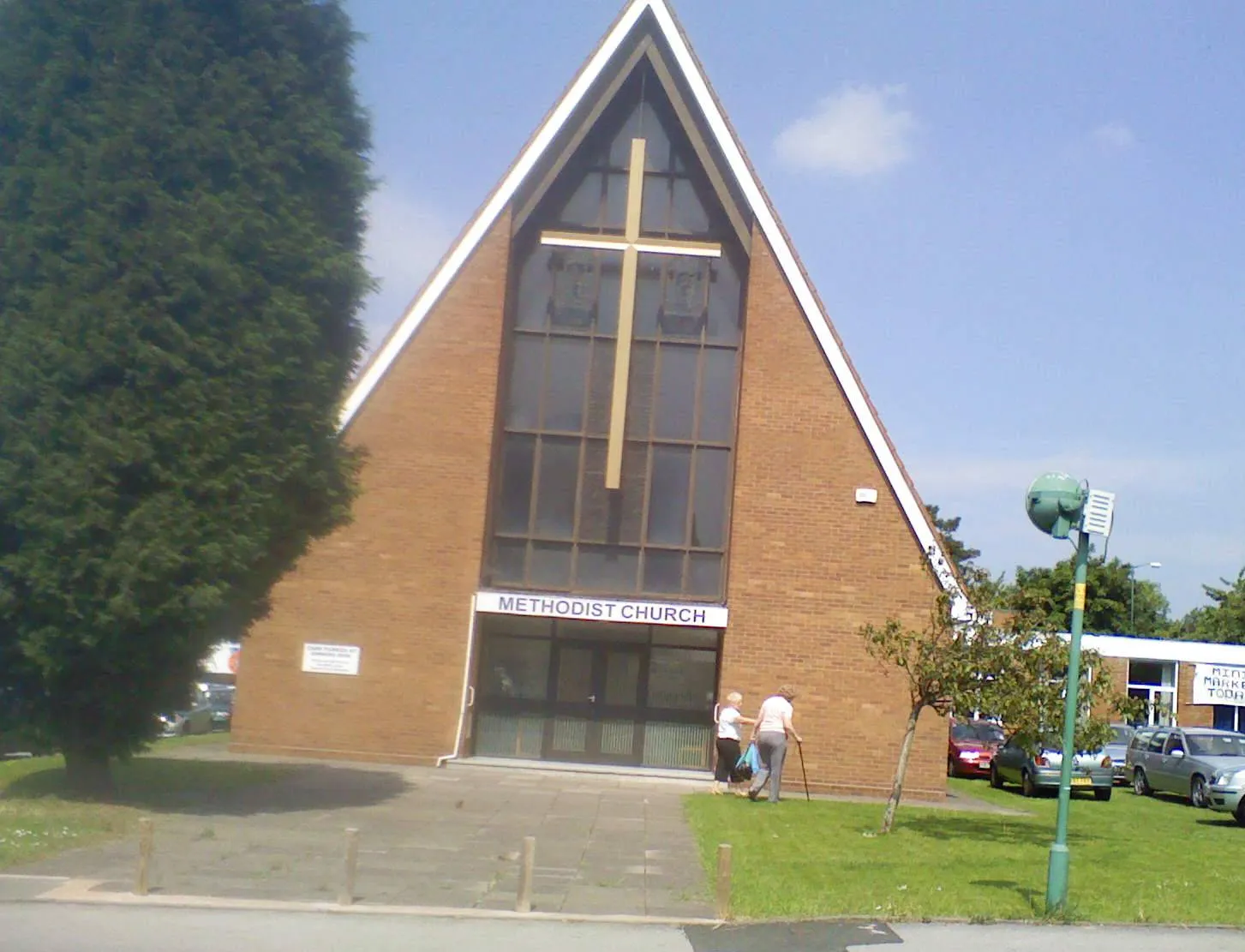 Photo showing: Photo of the Methodist Church in Brownhills, taken by myself this very morning :-)