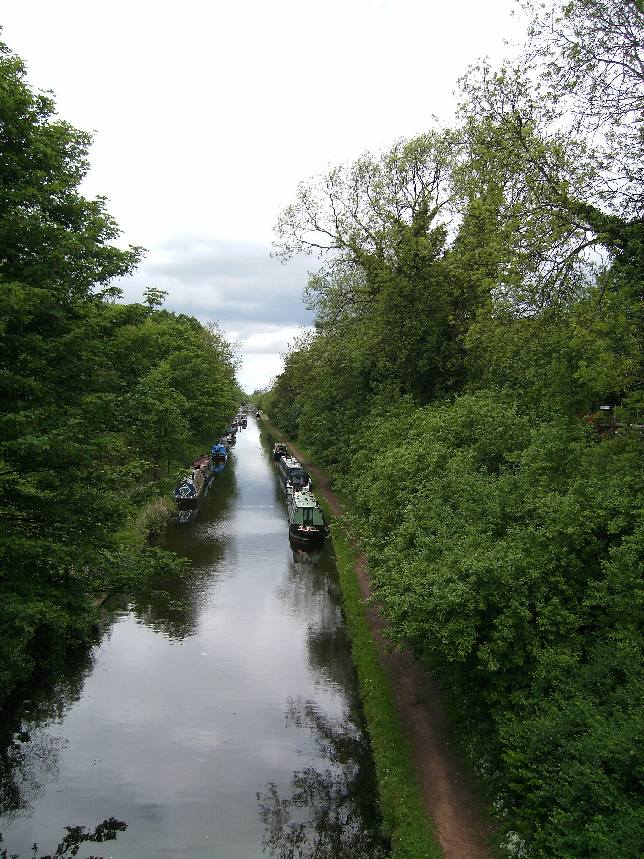 Photo showing: Shropshire Union Canal looking north from bridge at Brewood, Stafforshire, England