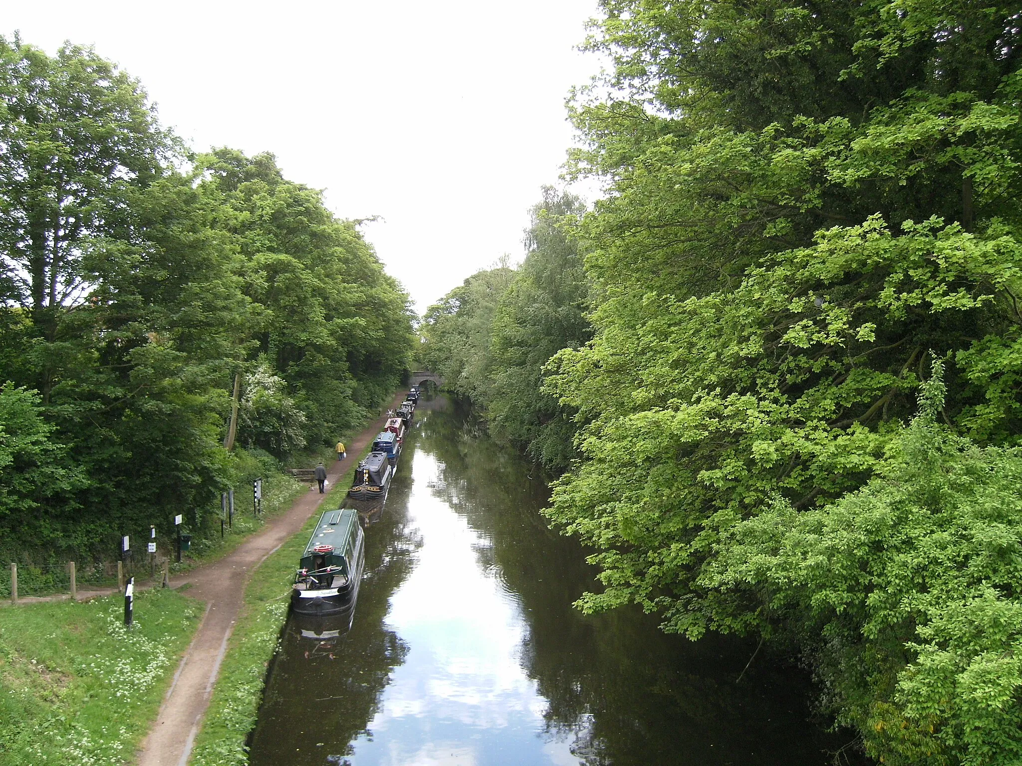 Photo showing: Shropshire Union Canal viewed south from Brewood bridge.