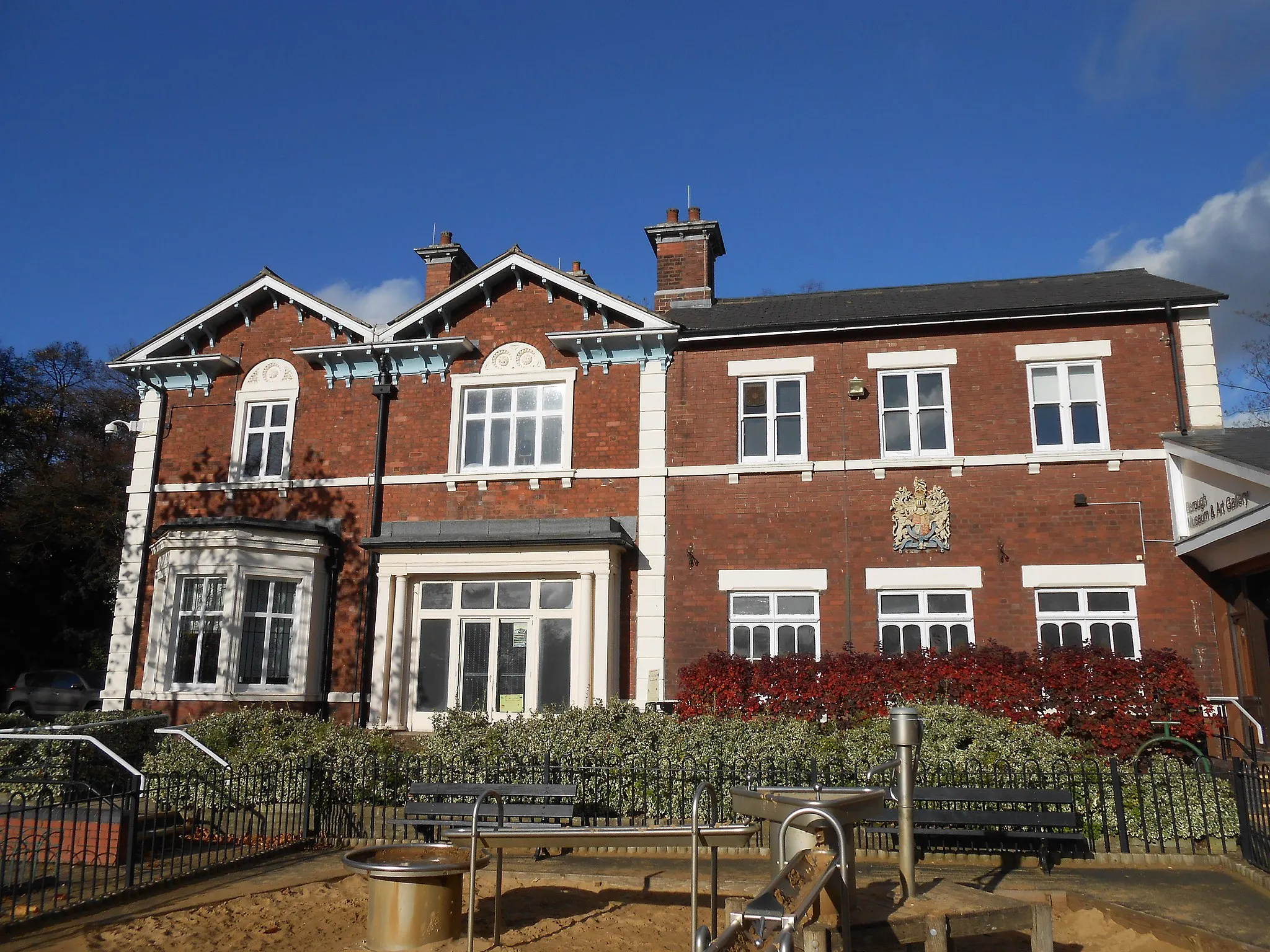 Photo showing: Newcastle Borough Museum & Art Gallery, Brampton Park, Newcastle-under-Lyme, Staffordshire, England.