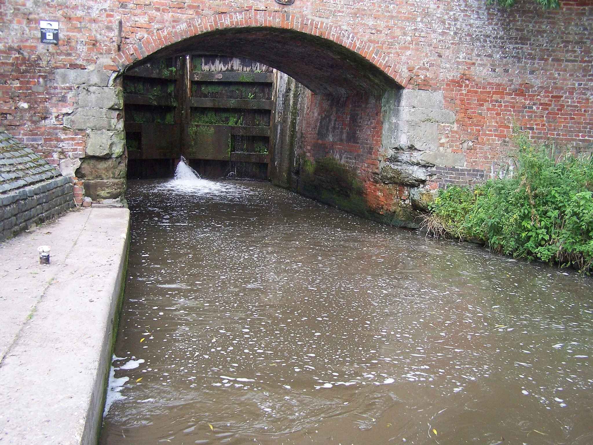 Photo showing: An overflow at the side of the lock discharges at this point with force enough for the point to have become known as Stenson Bubble.