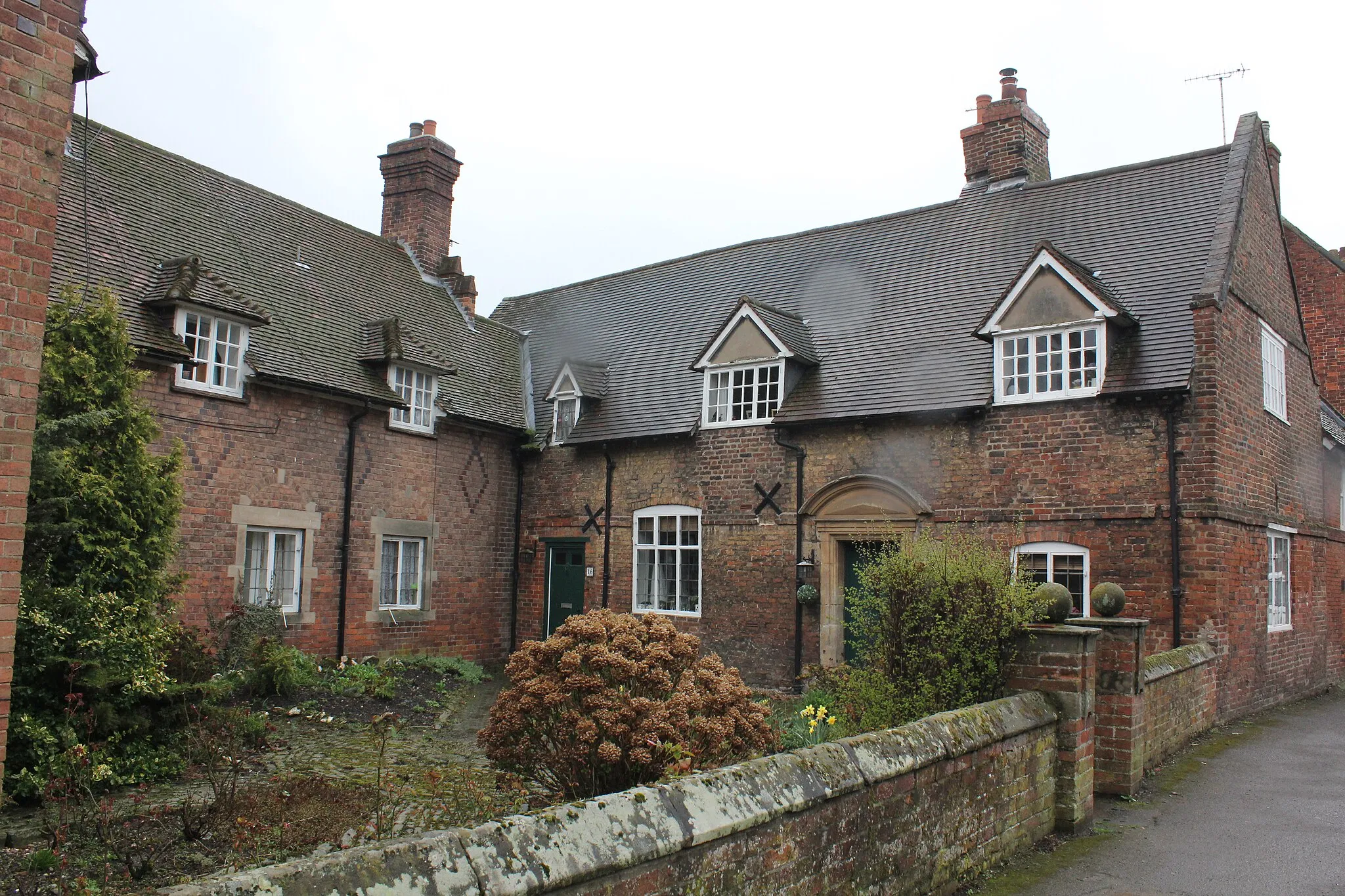 Photo showing: Photograph of 14, 16 and 17 Main Road, Sudbury, Derbyshire, England