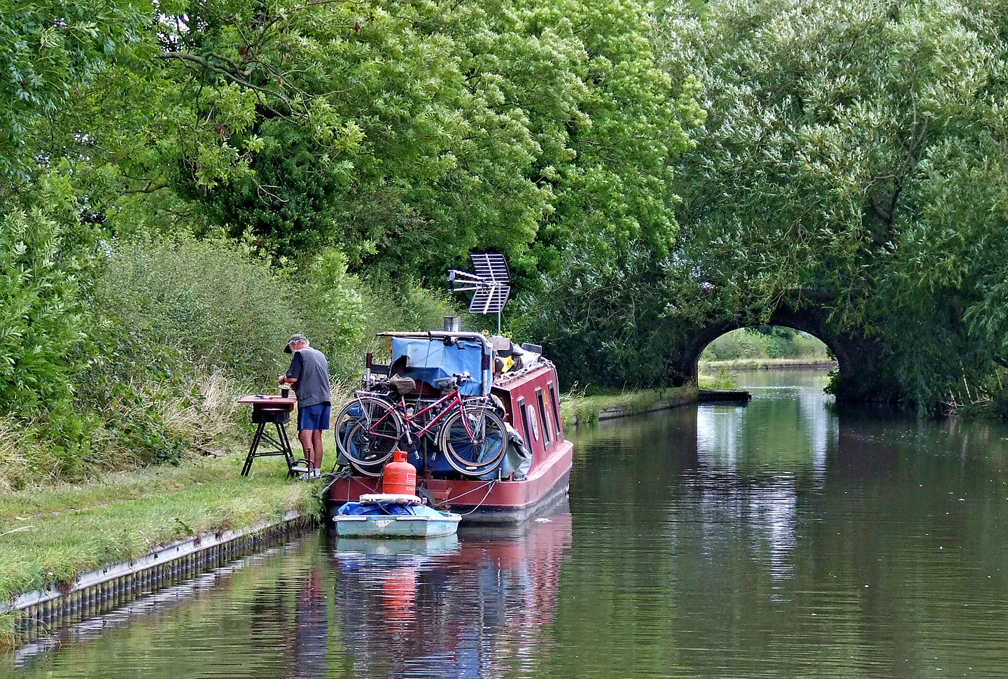 Photo showing: Boat maintenance, near Acton Trussell, Staffordshire The Staffordshire and Worcestershire Canal approaches Roseford Bridge (No 94) here. Work is in progress on the towpath by the narrowboat "Cholet".