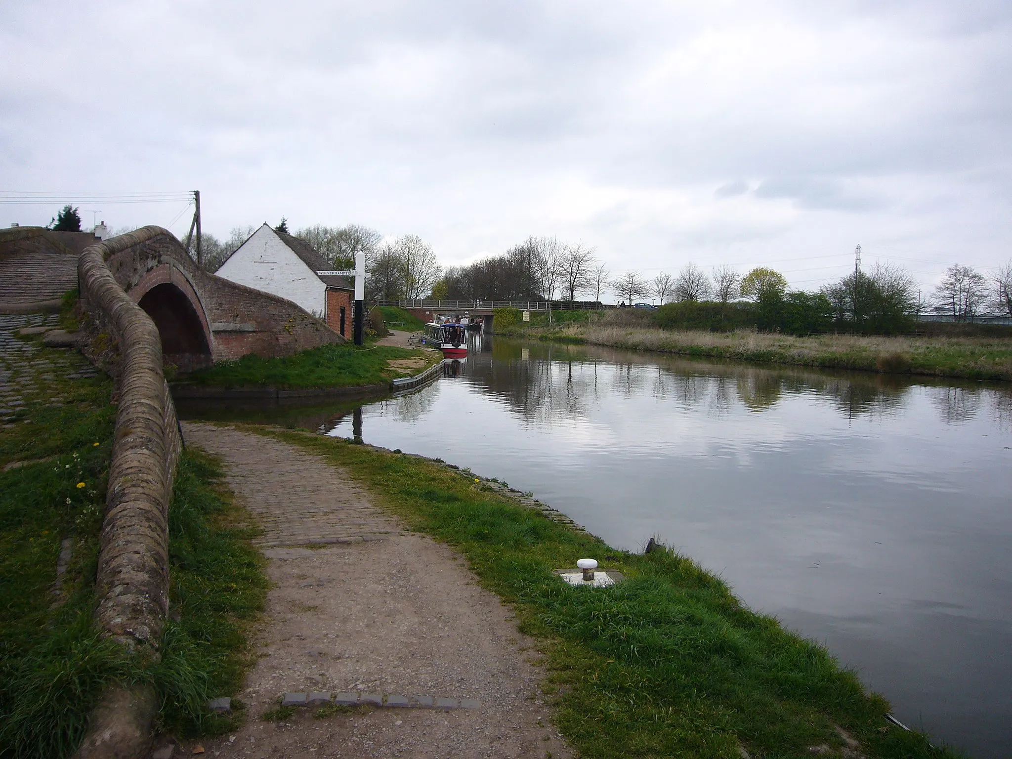 Photo showing: Haywood Junction, taken by me (Greg Pearce) on 9th April 2007.  The view is from the Trent and Mersey Canal looking in the Potteries direction, with the Staffordshire and Worcestershire Canal joining on the left.