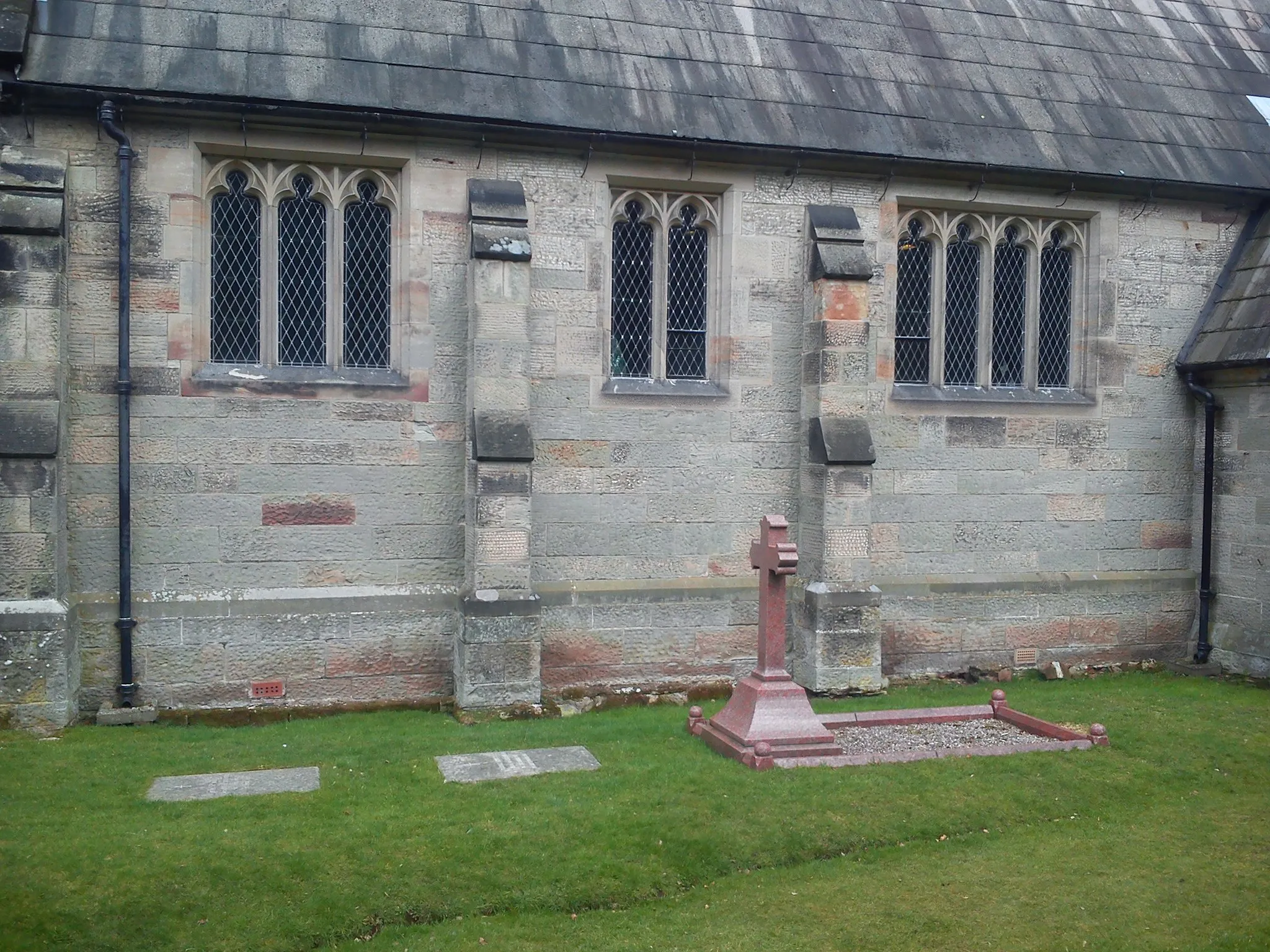Photo showing: churchyard, graves of (as seen from left to right:) Evelyn Maude Anson, Countess of Lichfield (1887-1945), Thomas Edward Anson, 4th Earl of Lichfield (1883-1960) and Thomas Francis Anson, 3rd Earl of Lichfield (1856-1918)