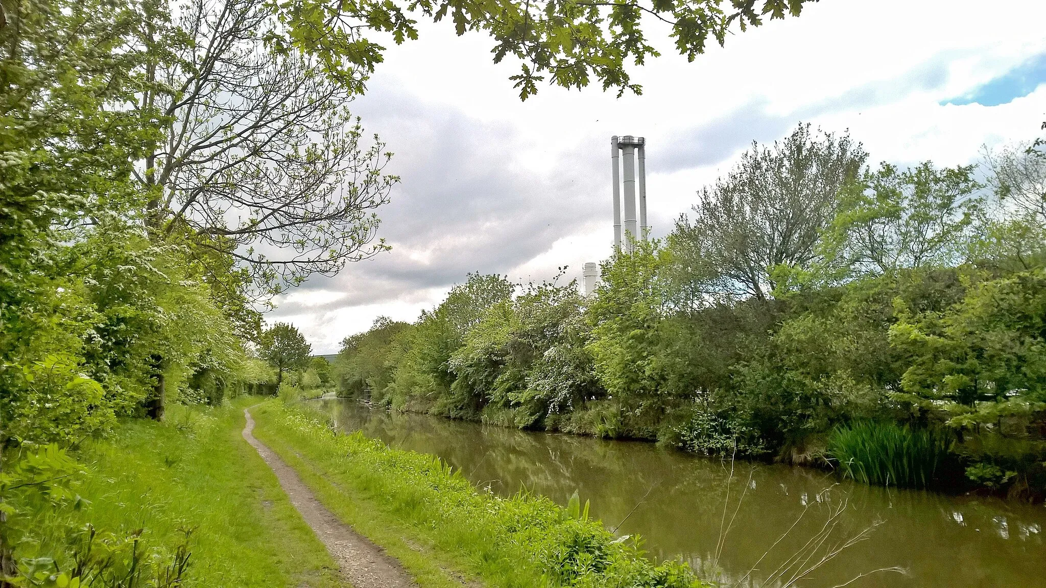 Photo showing: AstraZeneca's Hurdsfield Industrial Park premises hidden from the Macclesfield Canal