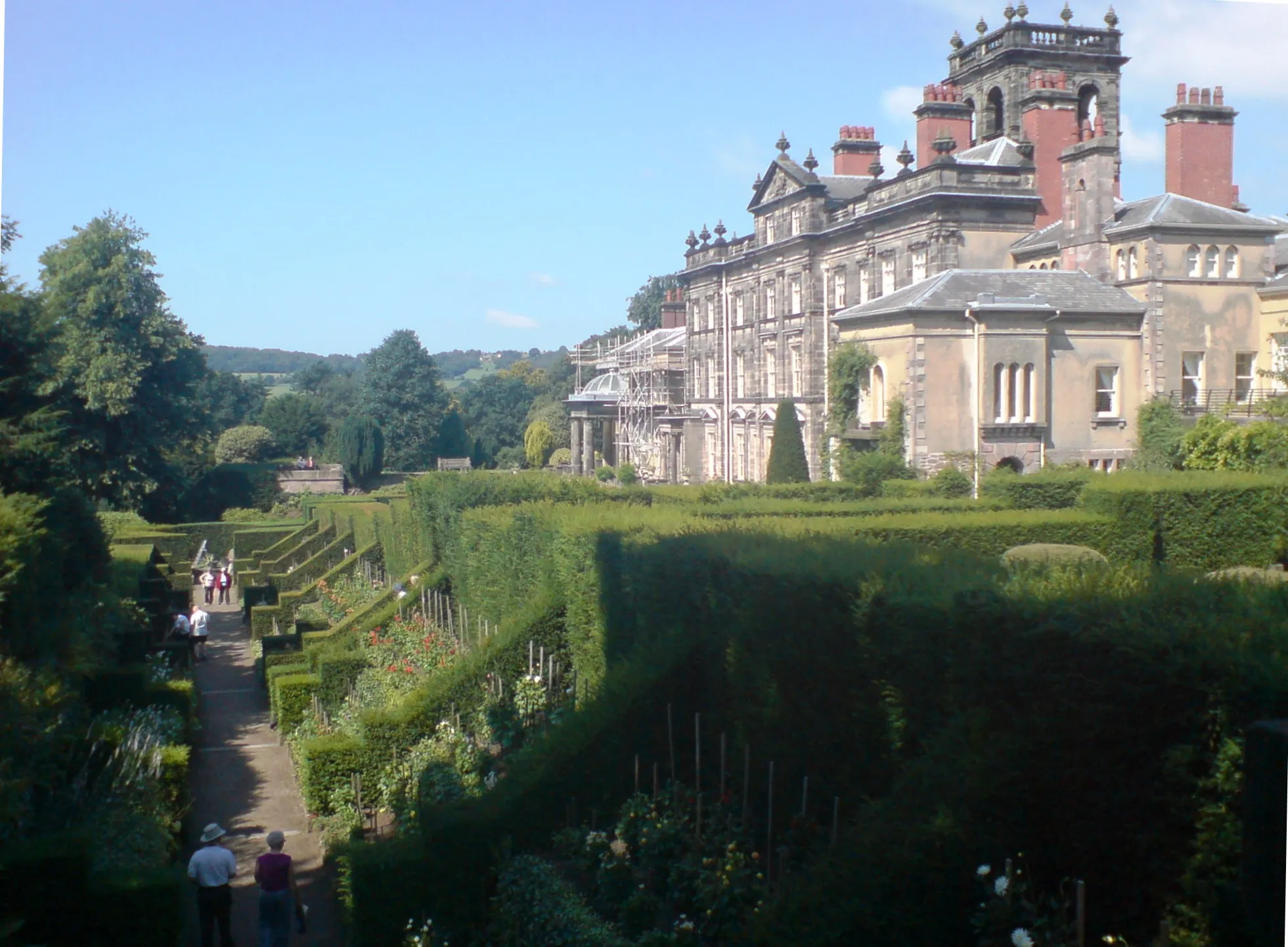 Photo showing: Biddulph Grange: view along Dahlia Walk
Author: User:Peter morrell